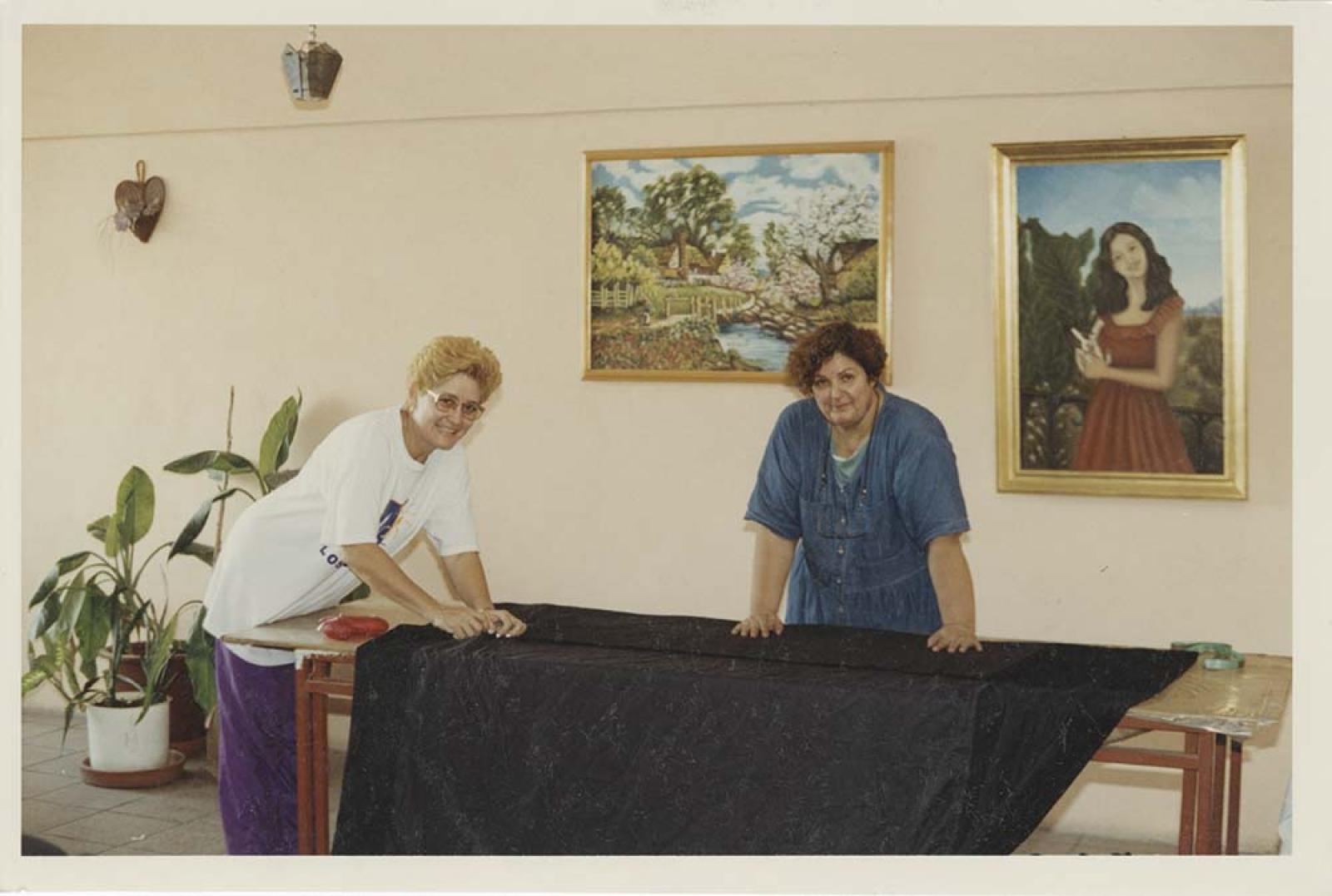 “Rosa y Graciela confeccionan telones para el teatro Juárez”.