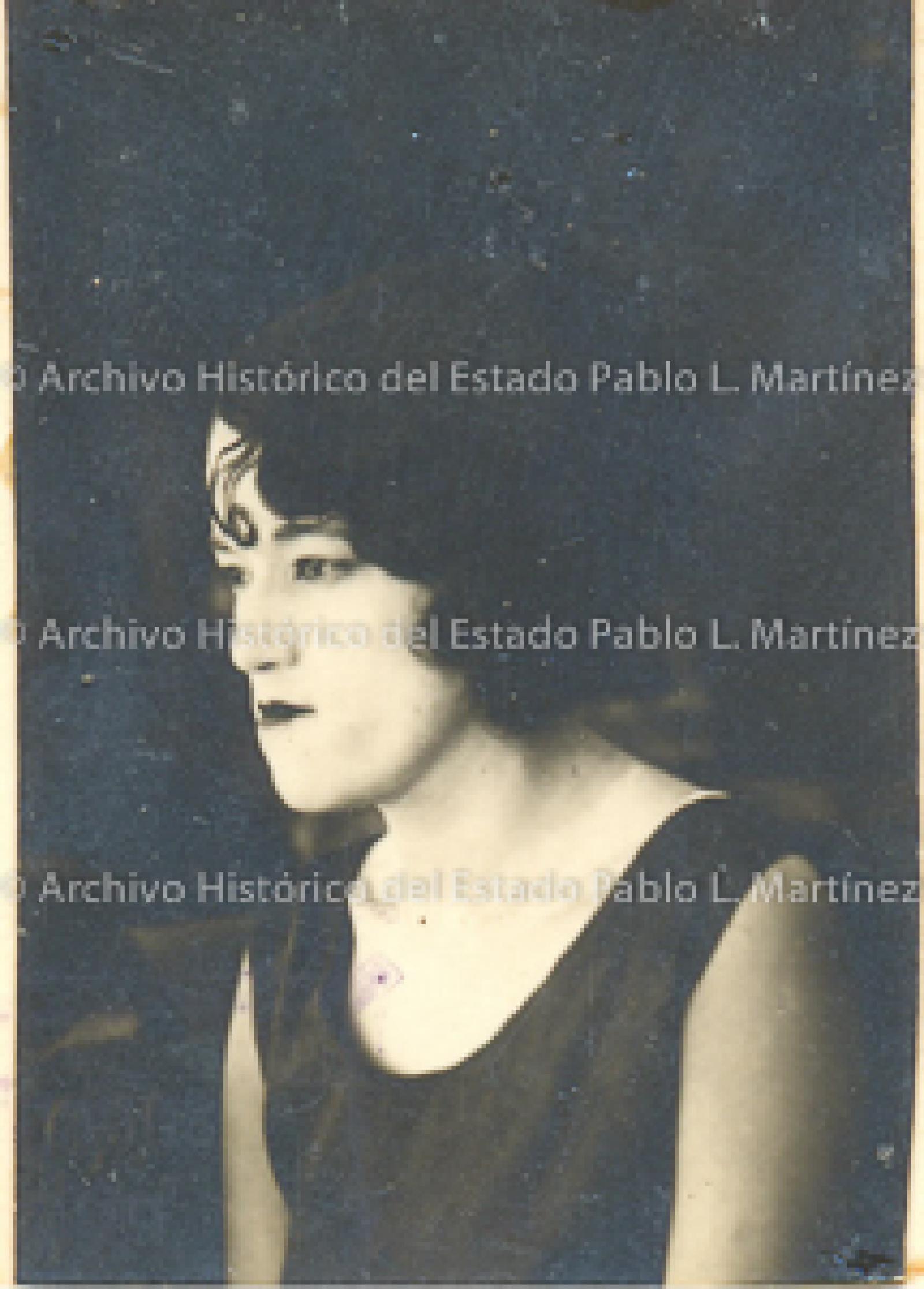 Rosario Gutiérrez de perfil.