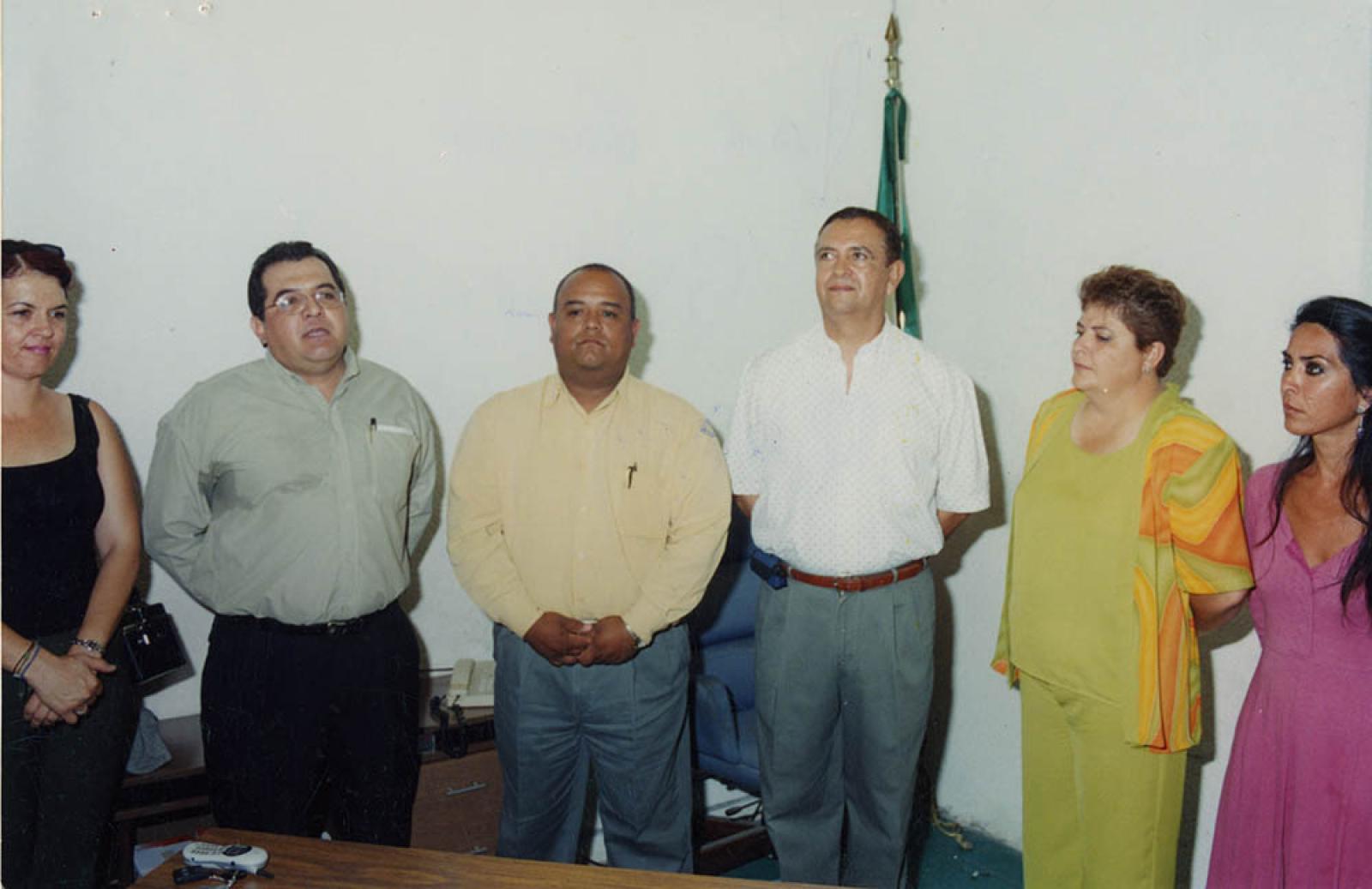 Rubén Rivera, Cinthya Castro Iglesias y acompañantes, retrato de grupo.