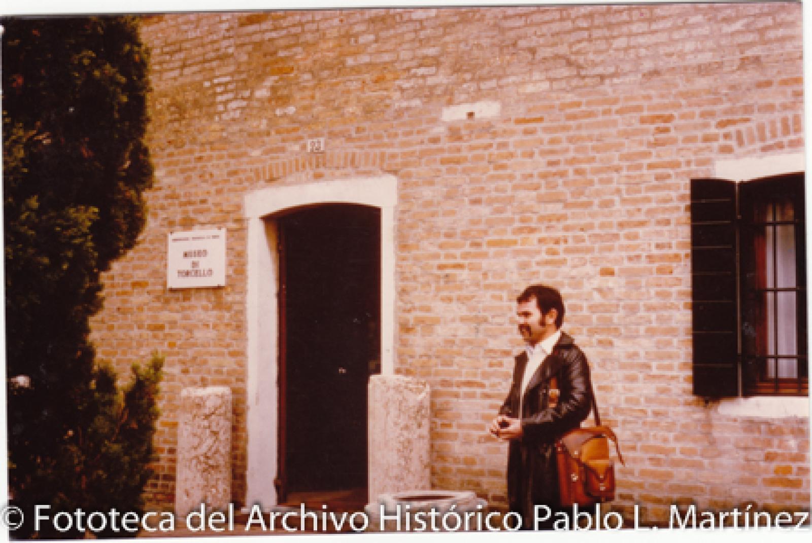 Rubén Sandoval frente al “Museo de Torcello”