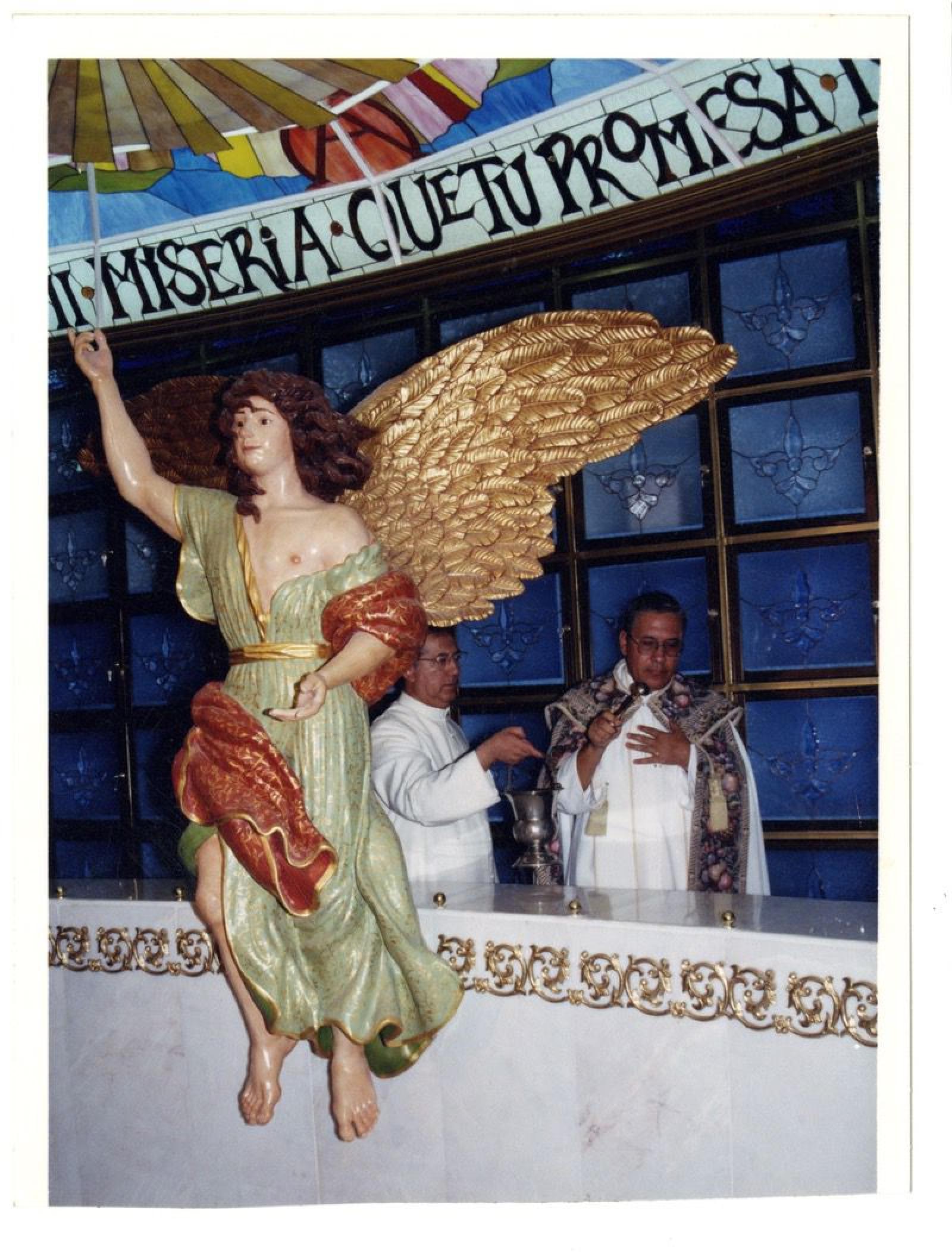 Sacerdotes dando la bendición en iglesia.