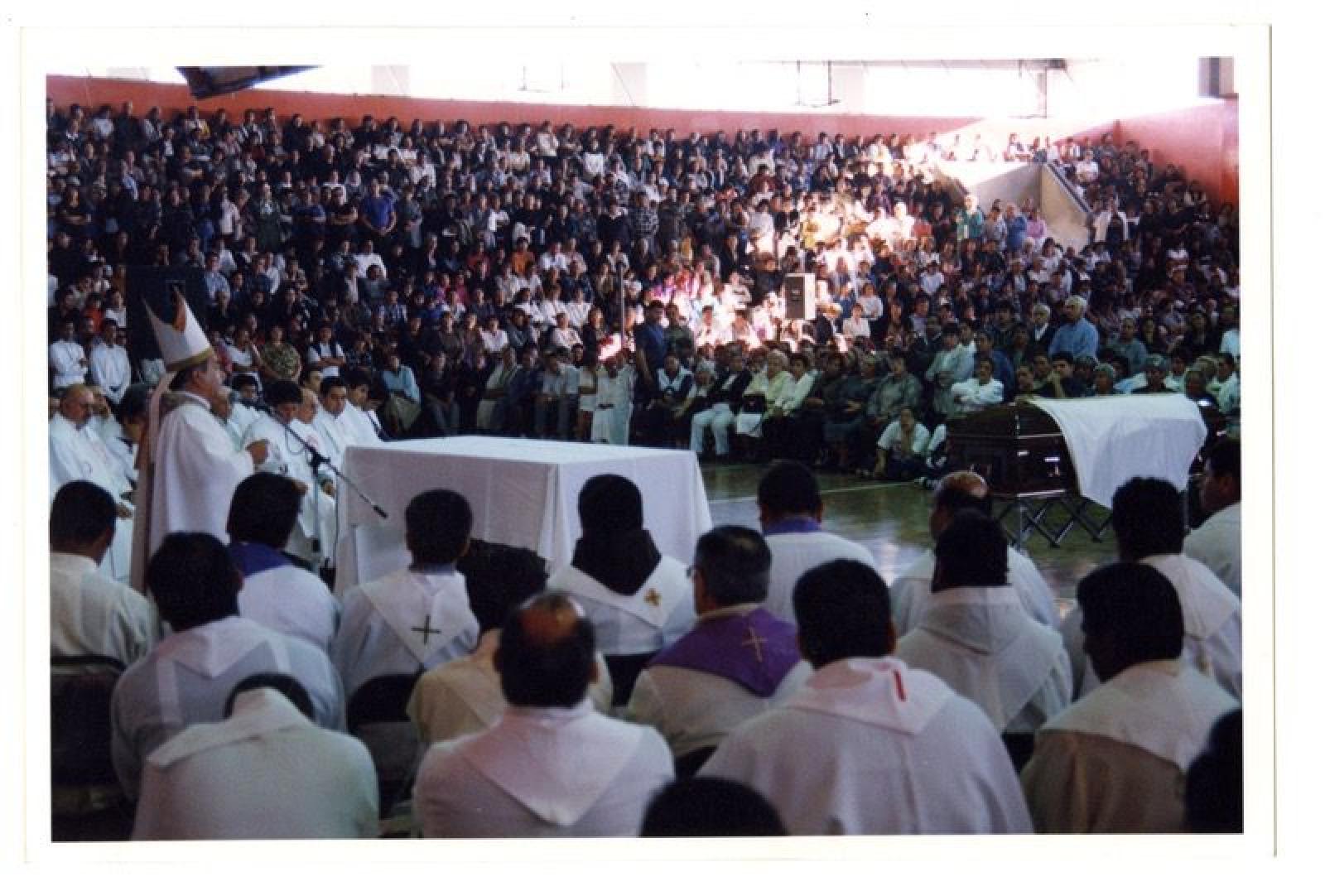 Sacerdotes y comunidad cristiana en sepelio.