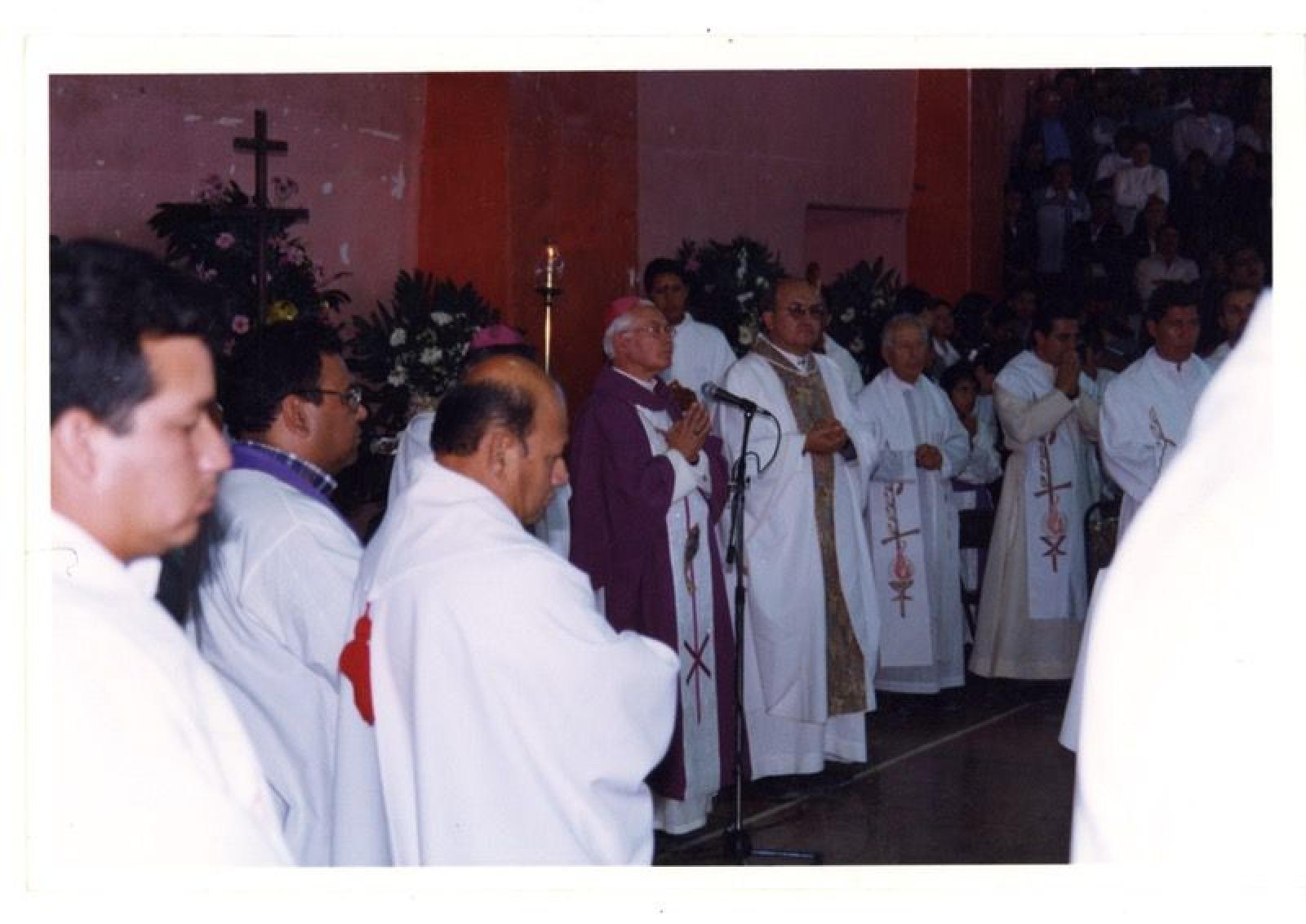 Sacerdotes y creyentes en evento religioso.