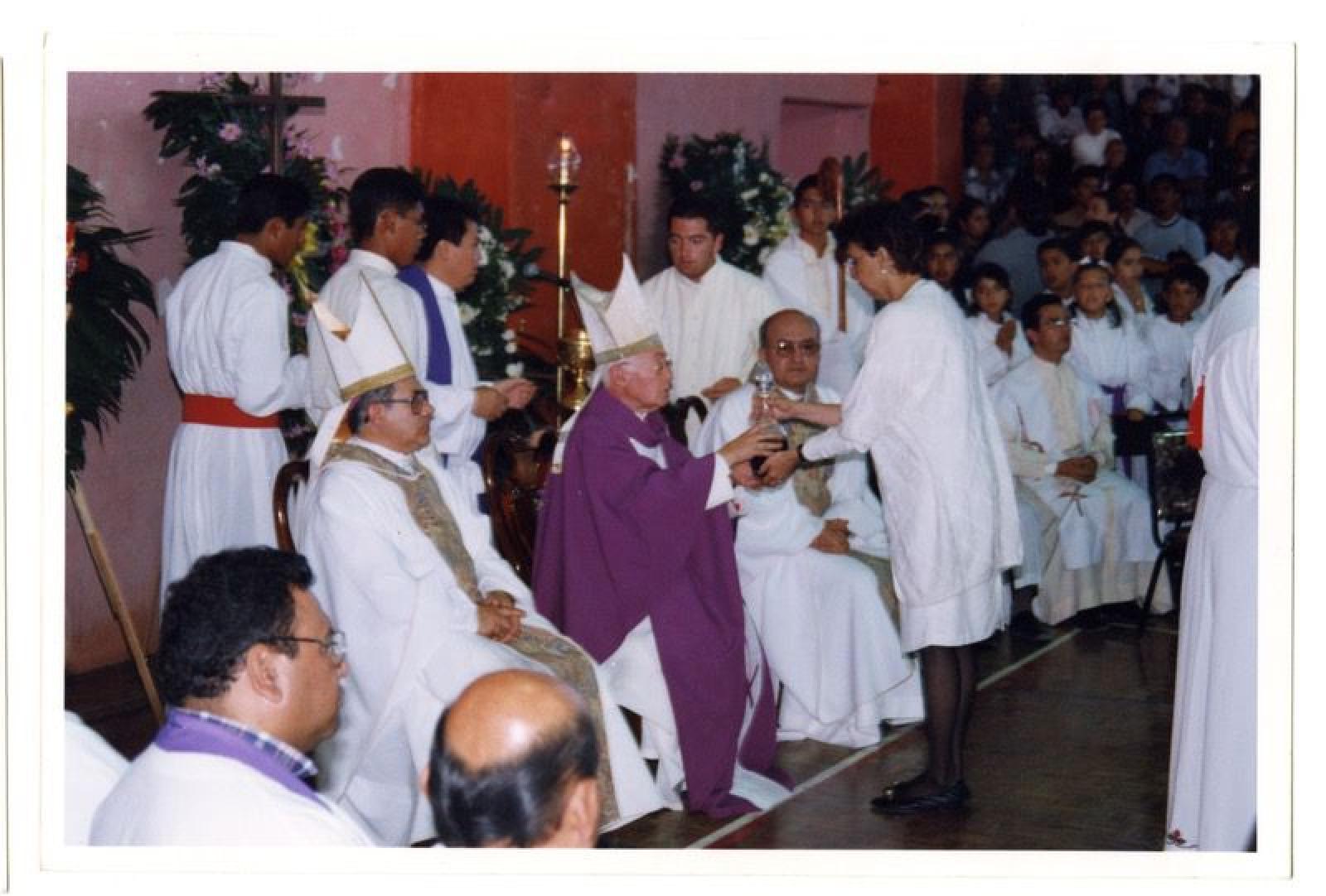 Sacerdotes y devotos en evento religioso.