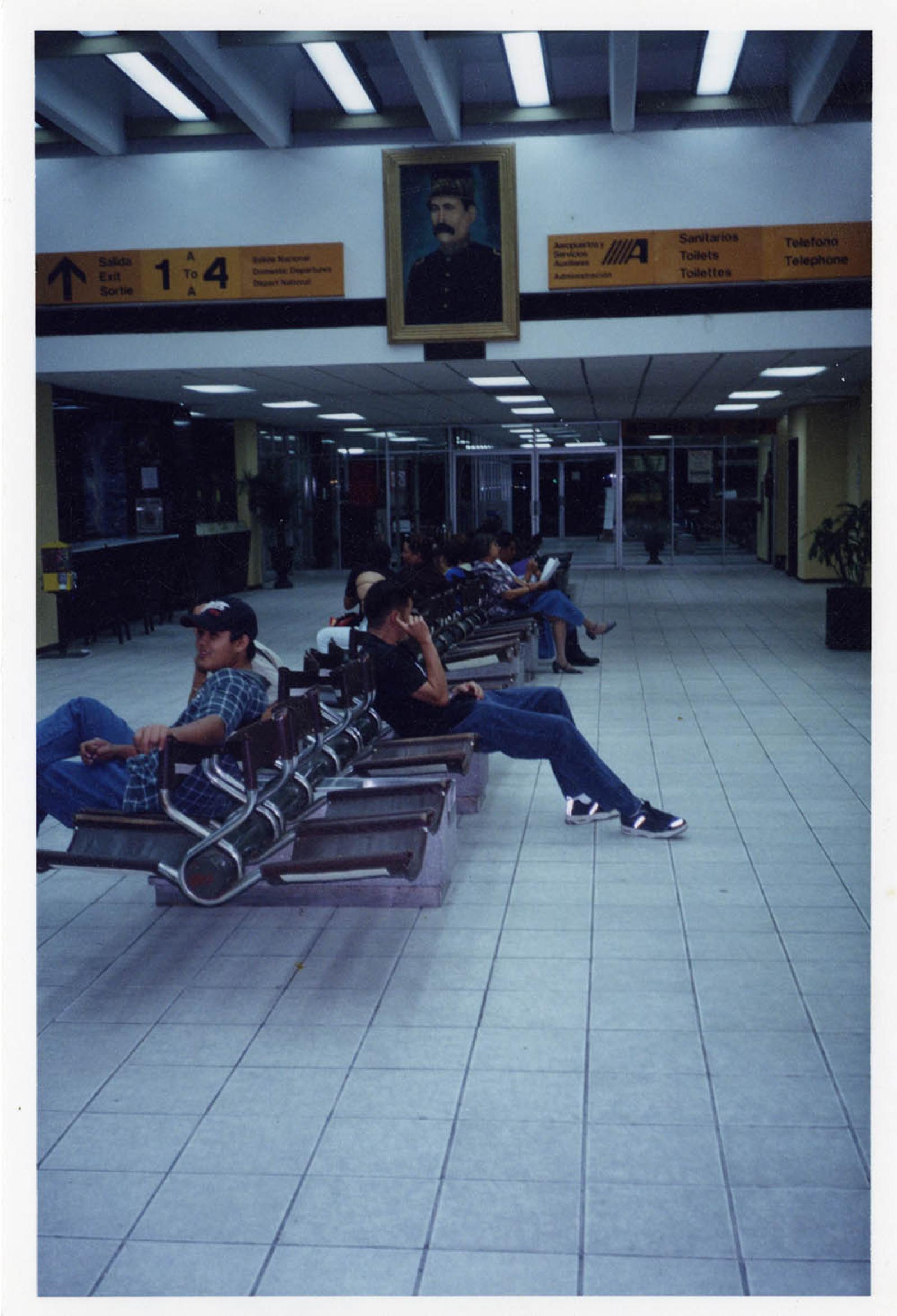 Sala de espera del aeropuerto General Márquez de León.