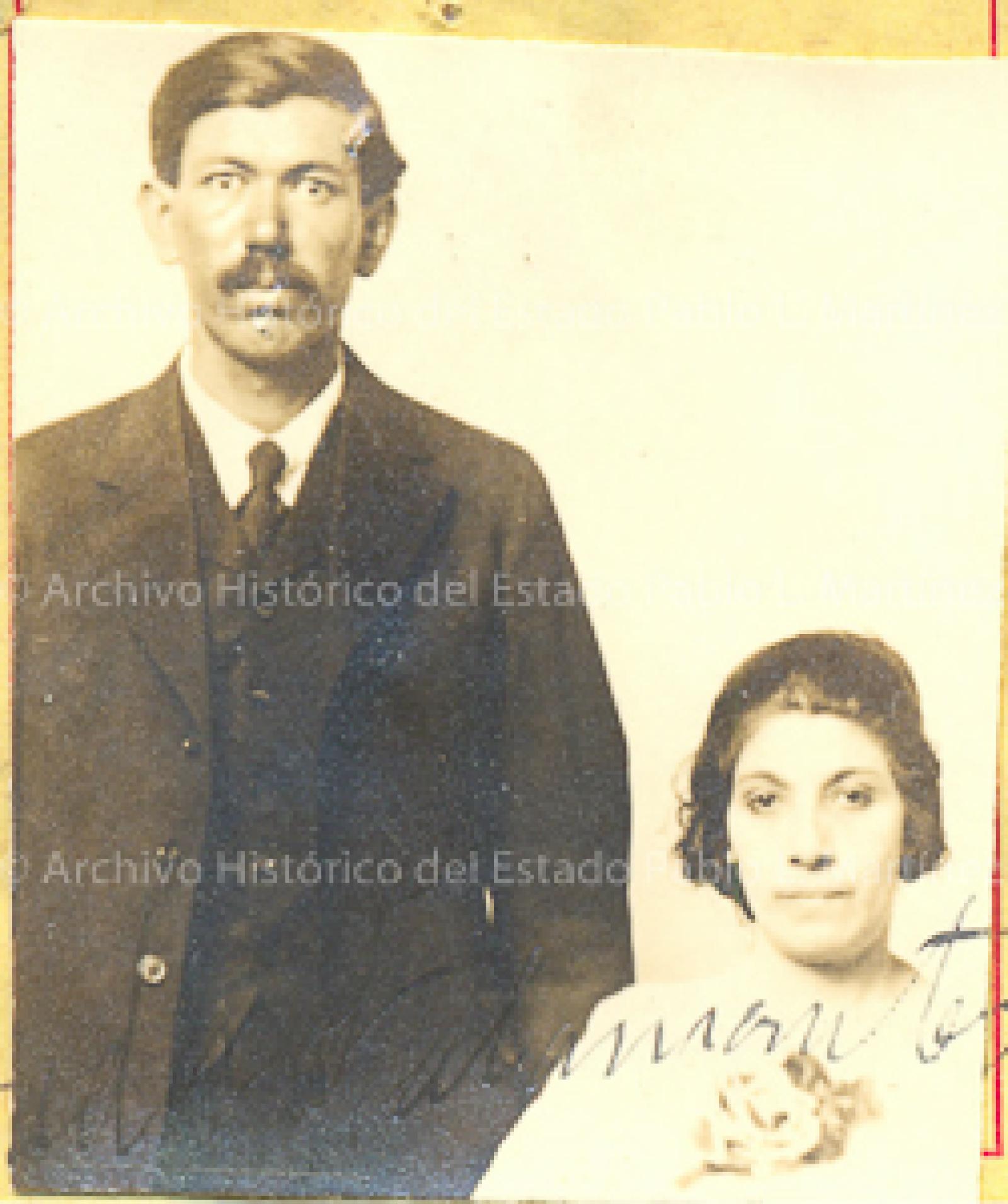 Salvador Talamantes y su esposa Mercedes O. de Talamantes.