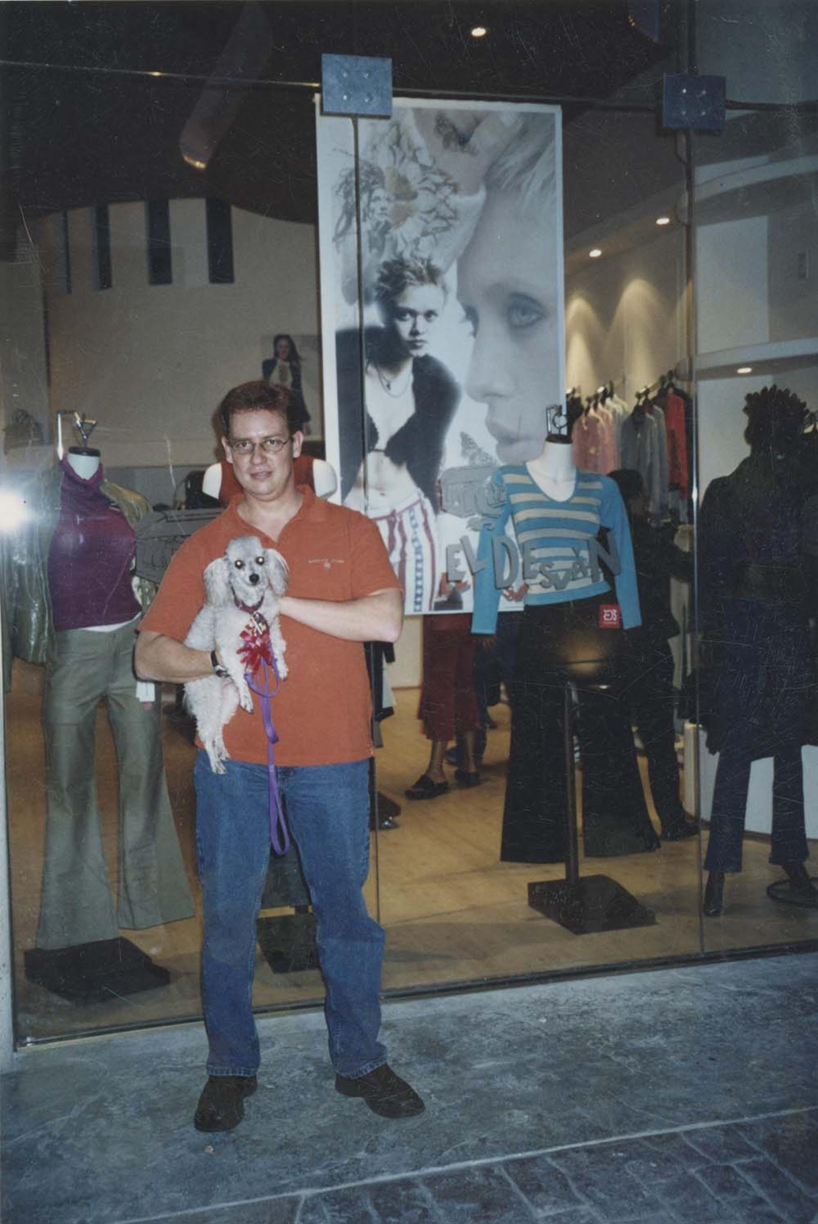 “Salvador Villaseñor Ramos” carga mascota.