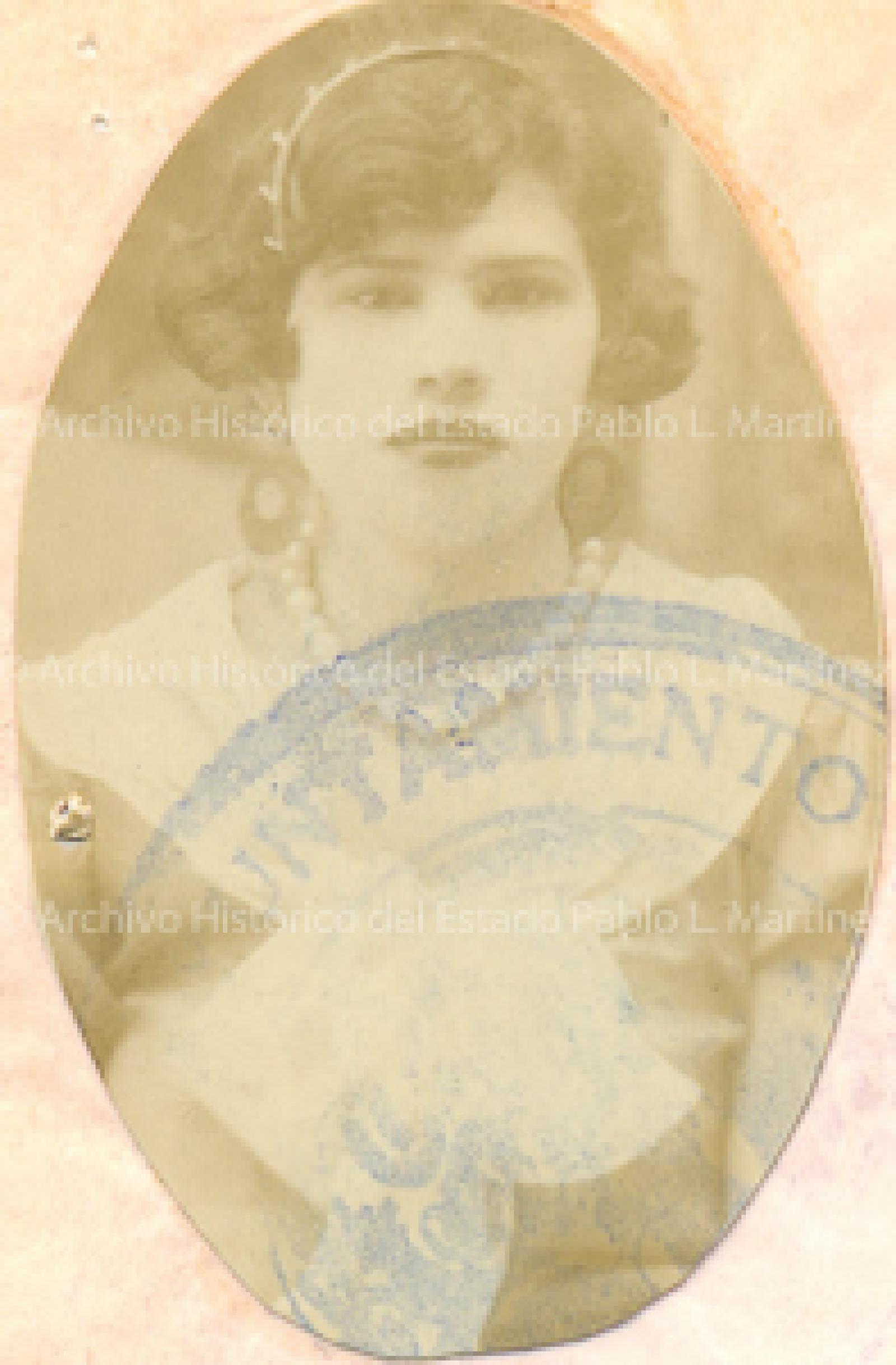 Salvadora Barrera de frente.