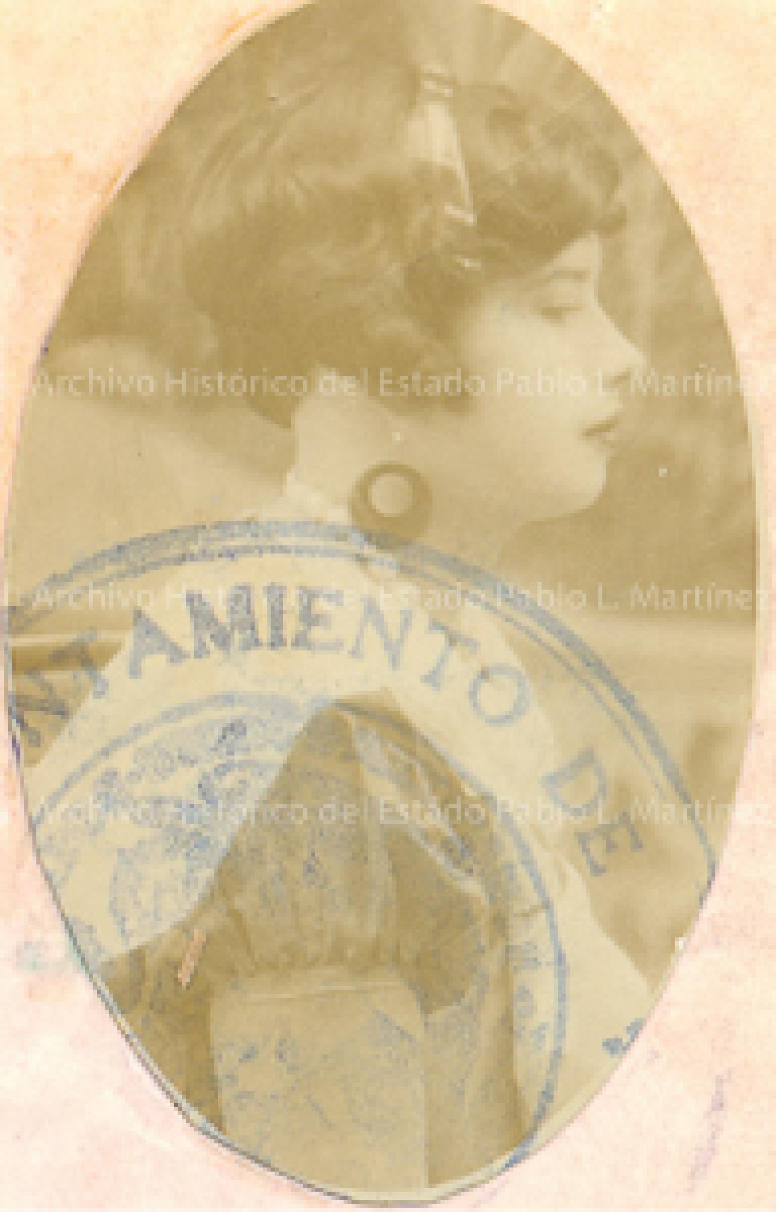 Salvadora Barrera de perfil.