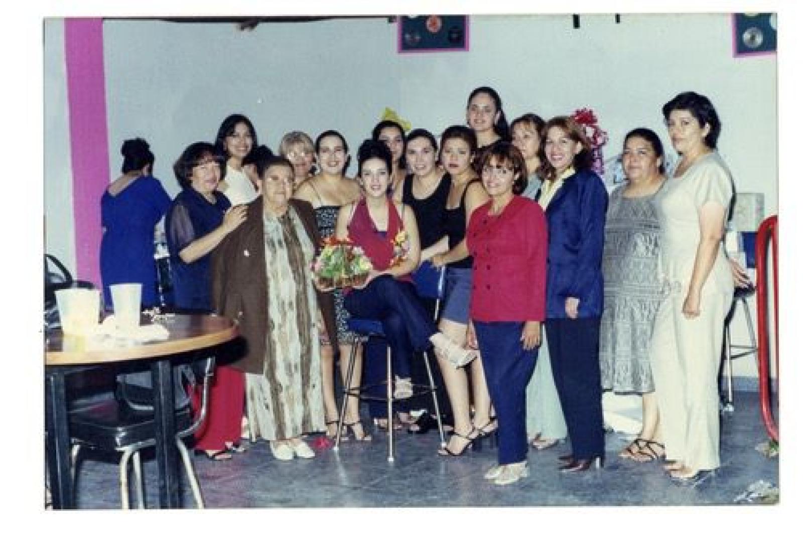 Sandra Solís Arceo acompañada de sus compañeras de trabajo y organizadoras del evento.