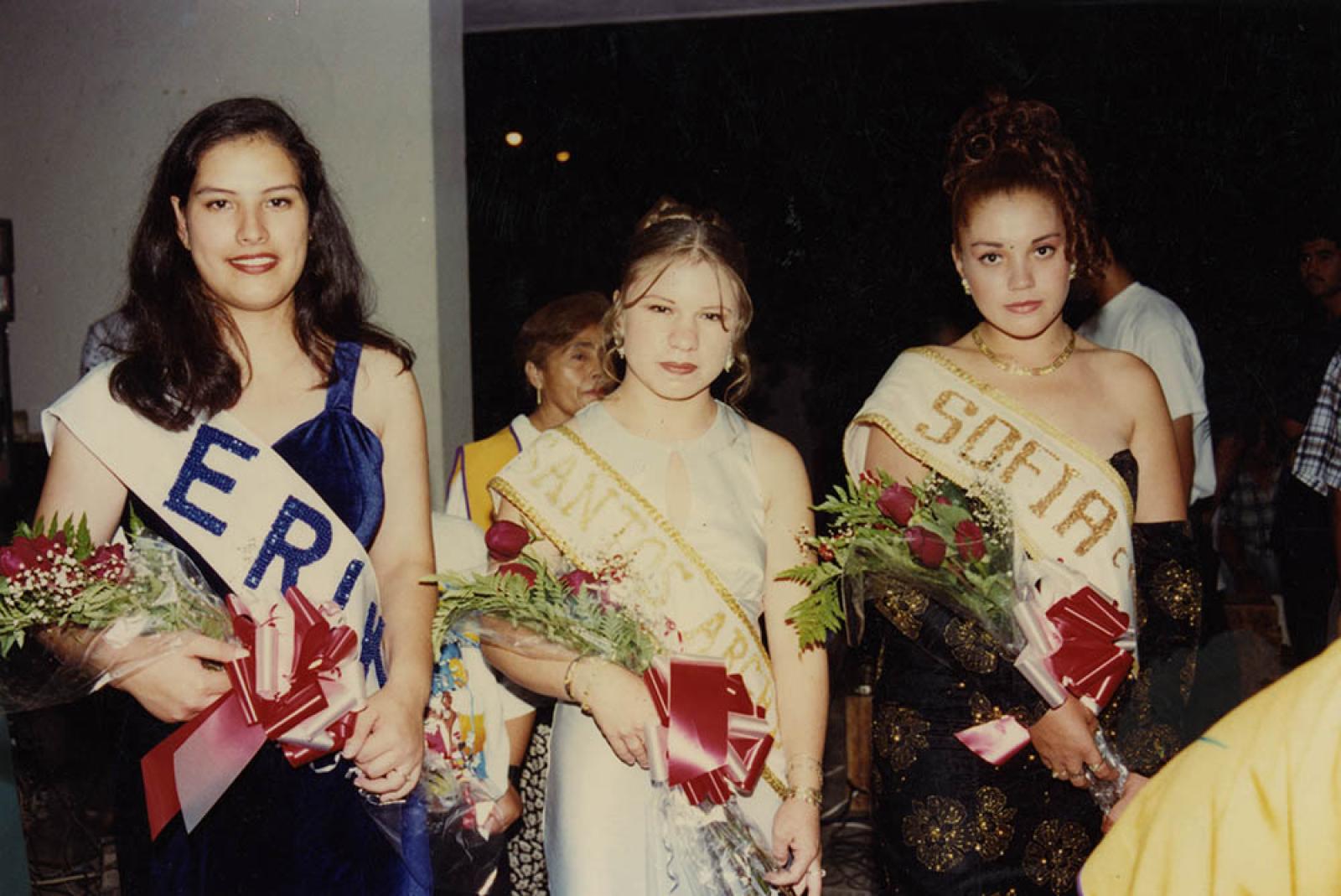 Santos Arcelia acompañada de Erika y Sofia en Expo- Comondú 1997, retrato.