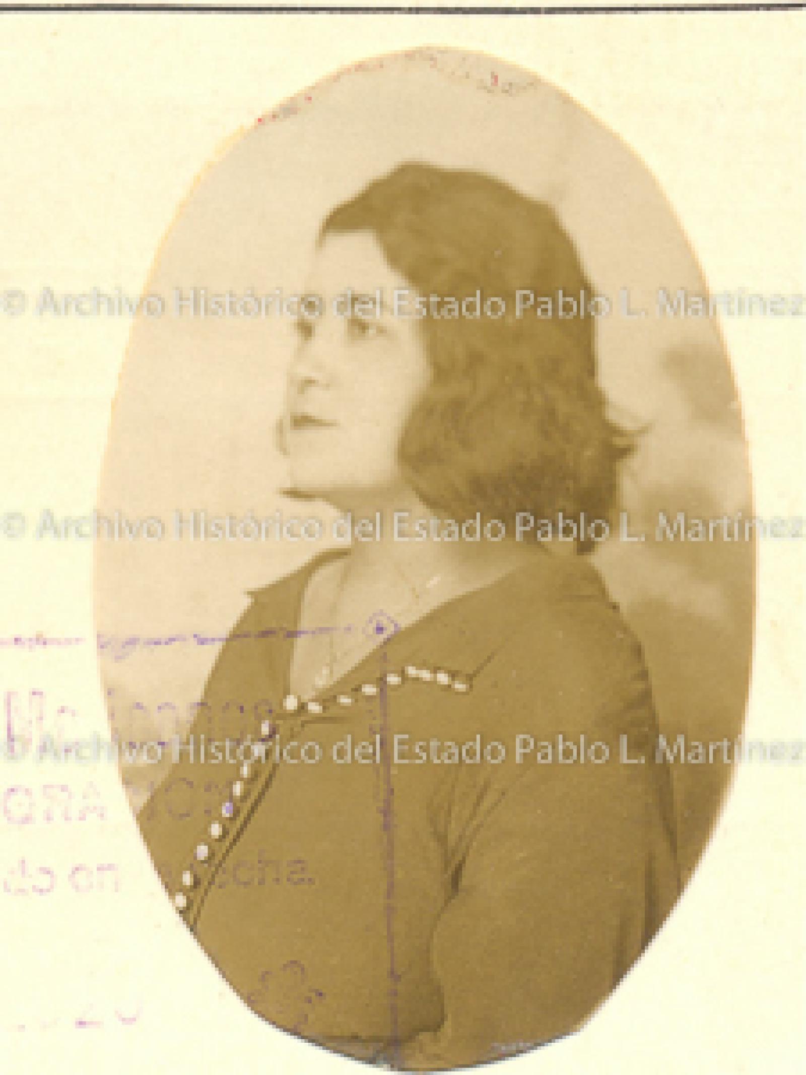Sara Herlinda de Peña de perfil.