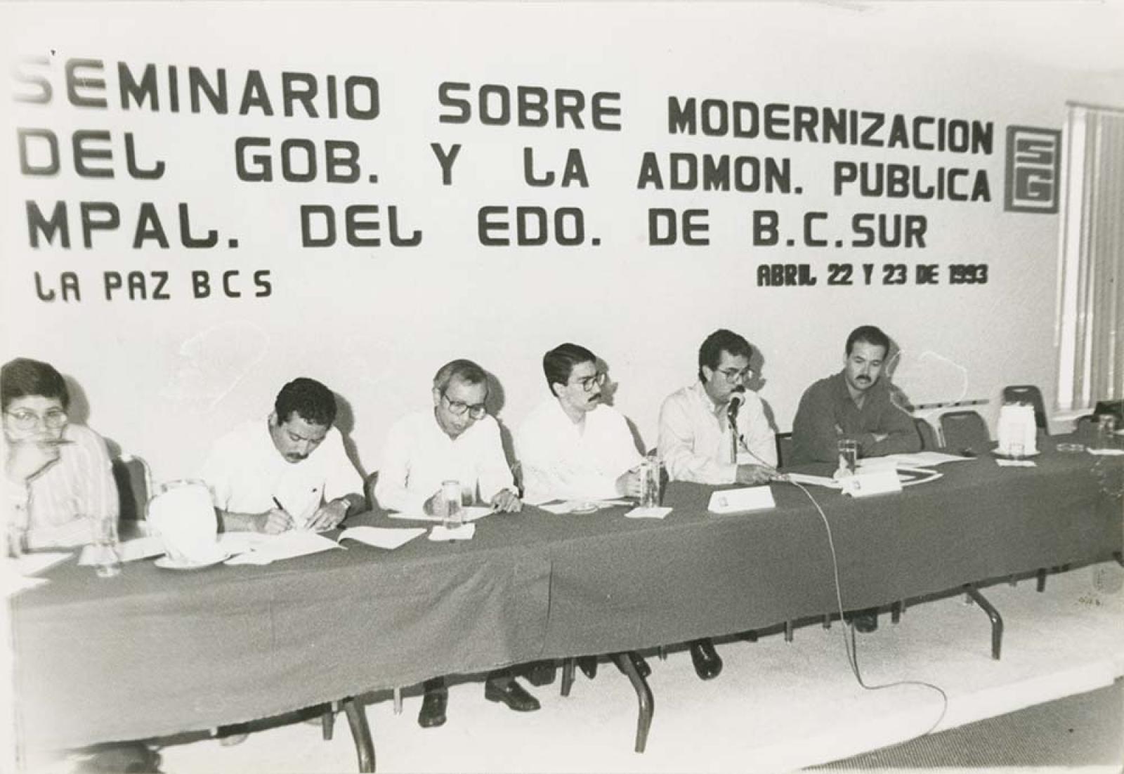 Seminario sobre modernización del gobierno de Baja California Sur.