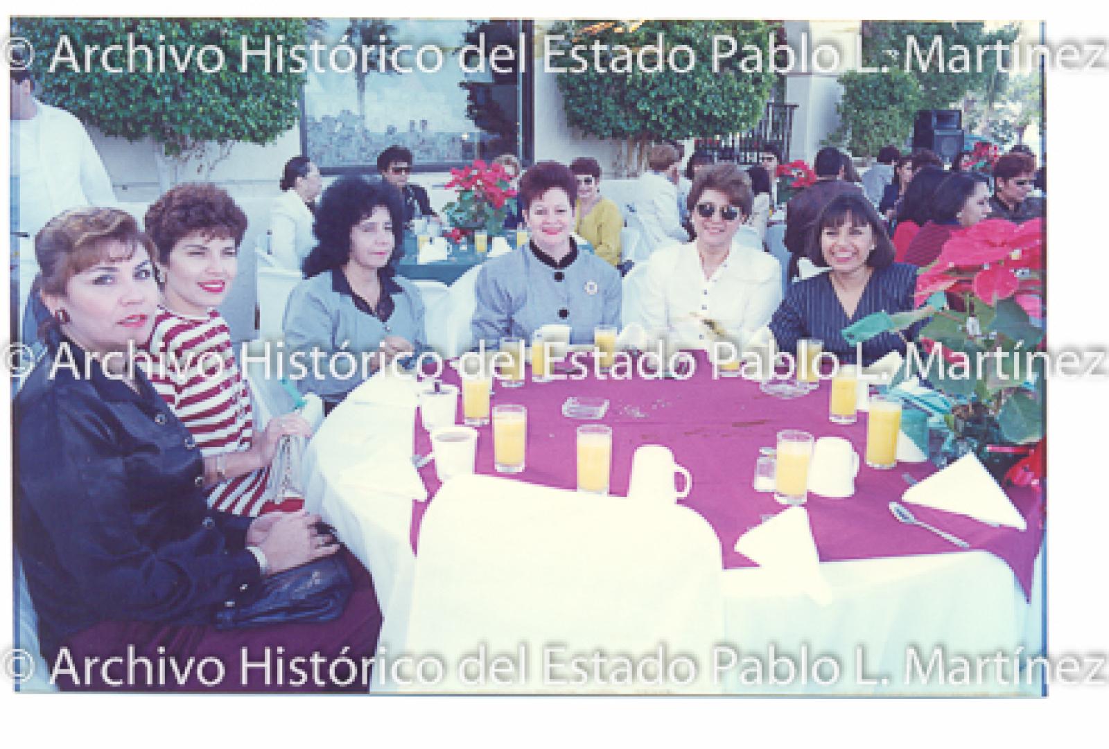 Señoras en desayuno, retrato de grupo.