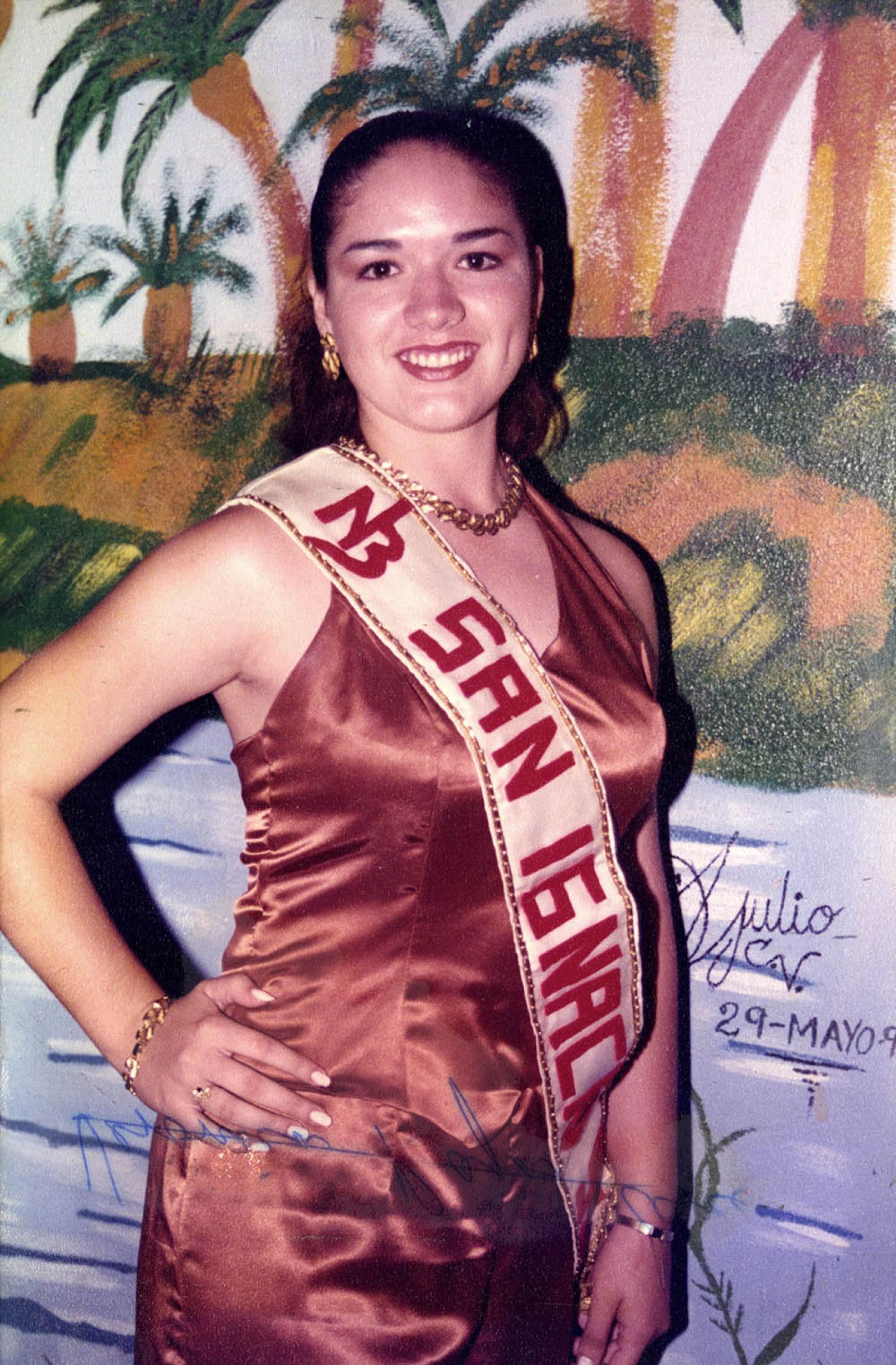 Señorita San Ignacio 1995 que posa para los lectores de EL FORJADOR.
