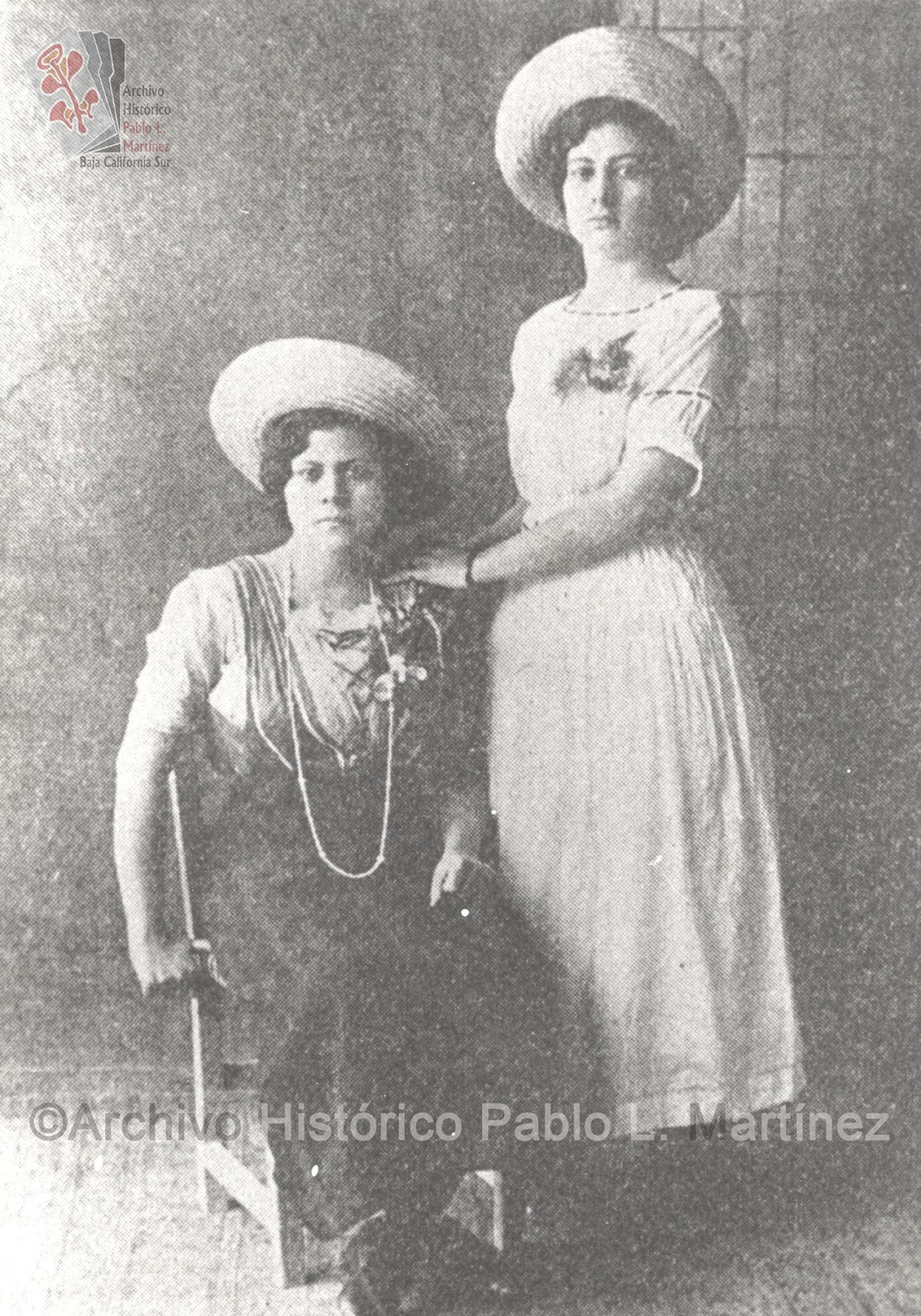 Señoritas María Esther Verdugo y Juana Bareño, del pueblo de Comondú, Baja California.
