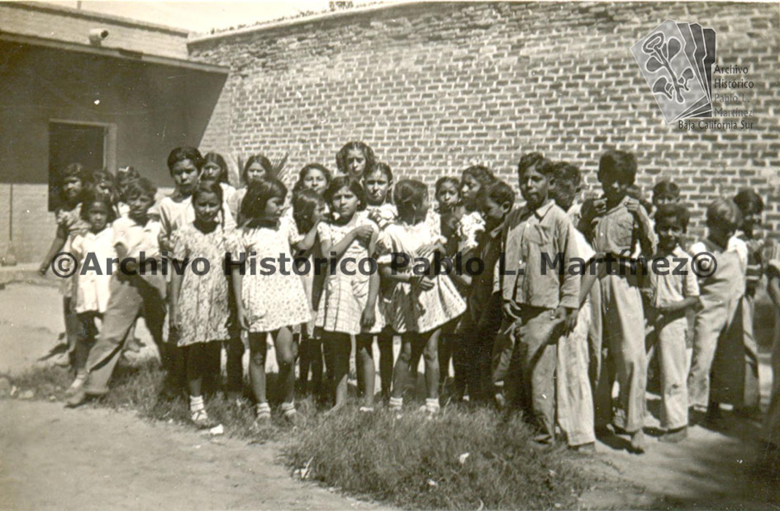 Servicio escolar en el dispensario. Niños y niñas, retrato de grupo.