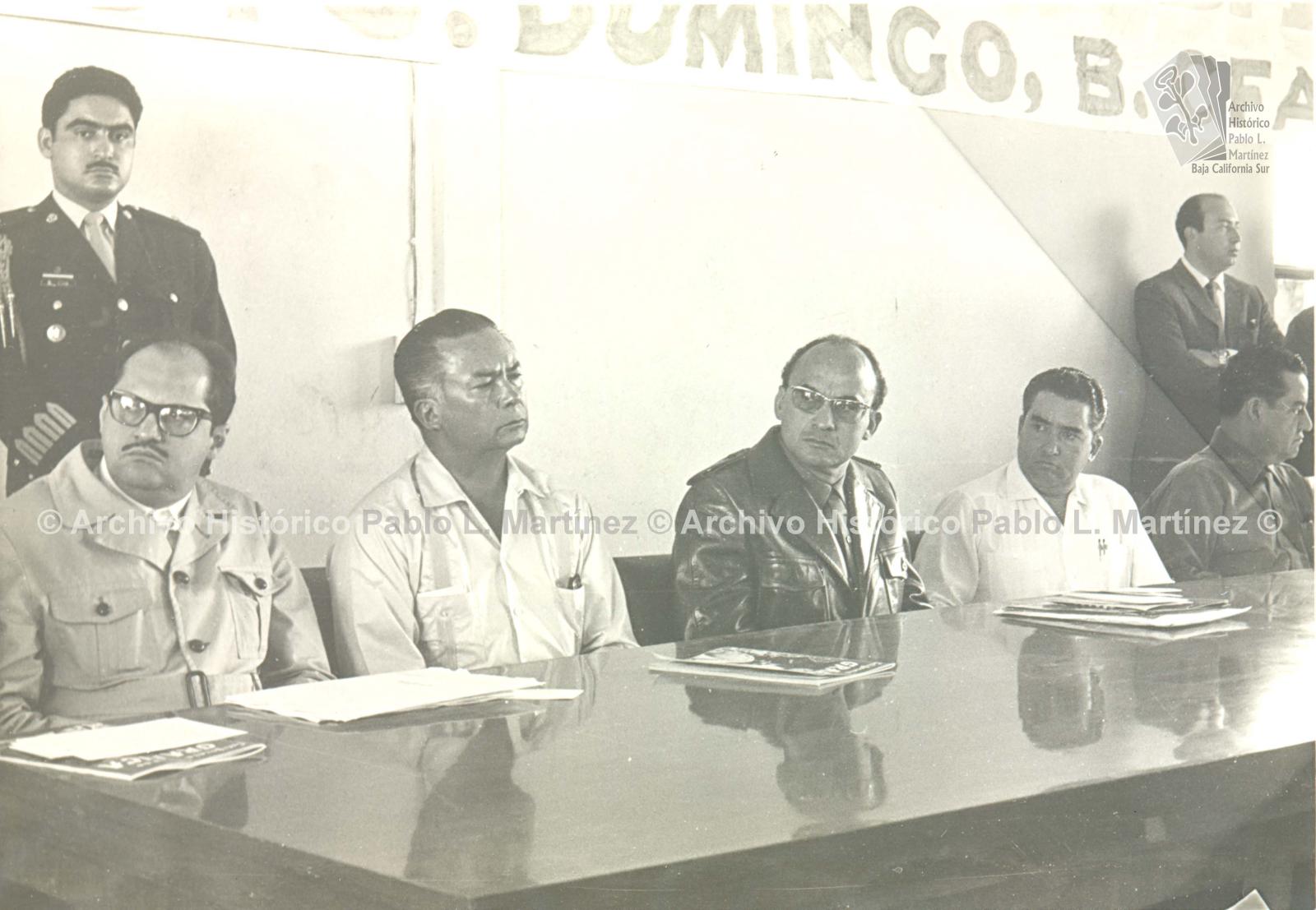 Sesión de trabajo presidida por Luis Echeverría Álvarez, Félix Agramont Cota y Hugo Cervantes del Río, en la Asociación de Agricultores de Villa Constitución, entonces Territorio de Baja California.