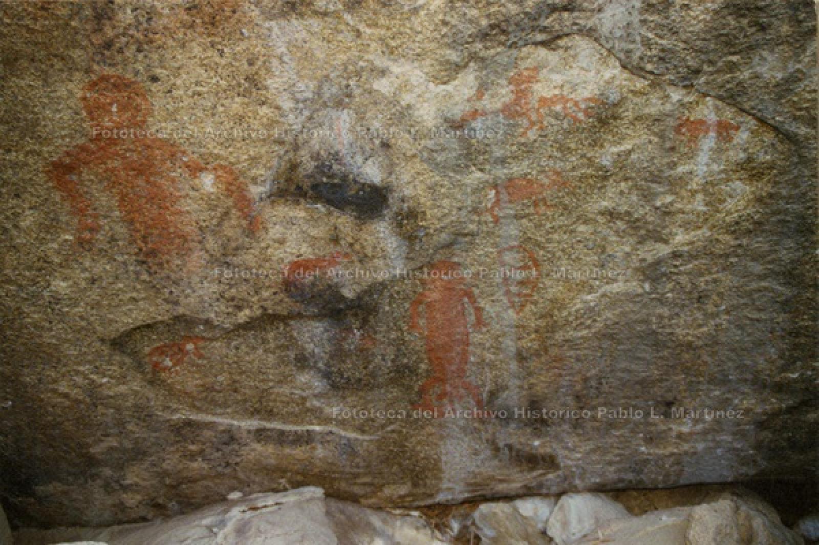 Siluetas humanas en tonos rojizos, pintura rupestre.