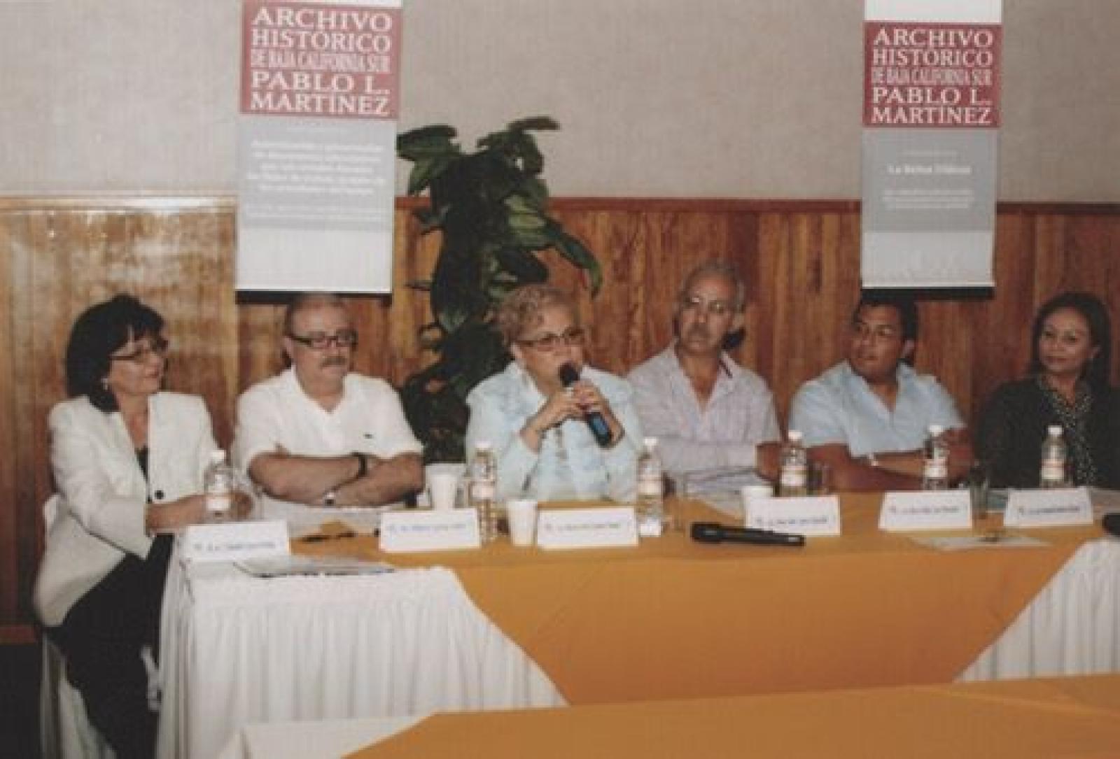 Silvia Adela Cueva preside mesa de ponentes durante la Reunión de Archivos del Gobierno del estado de Baja California Sur.