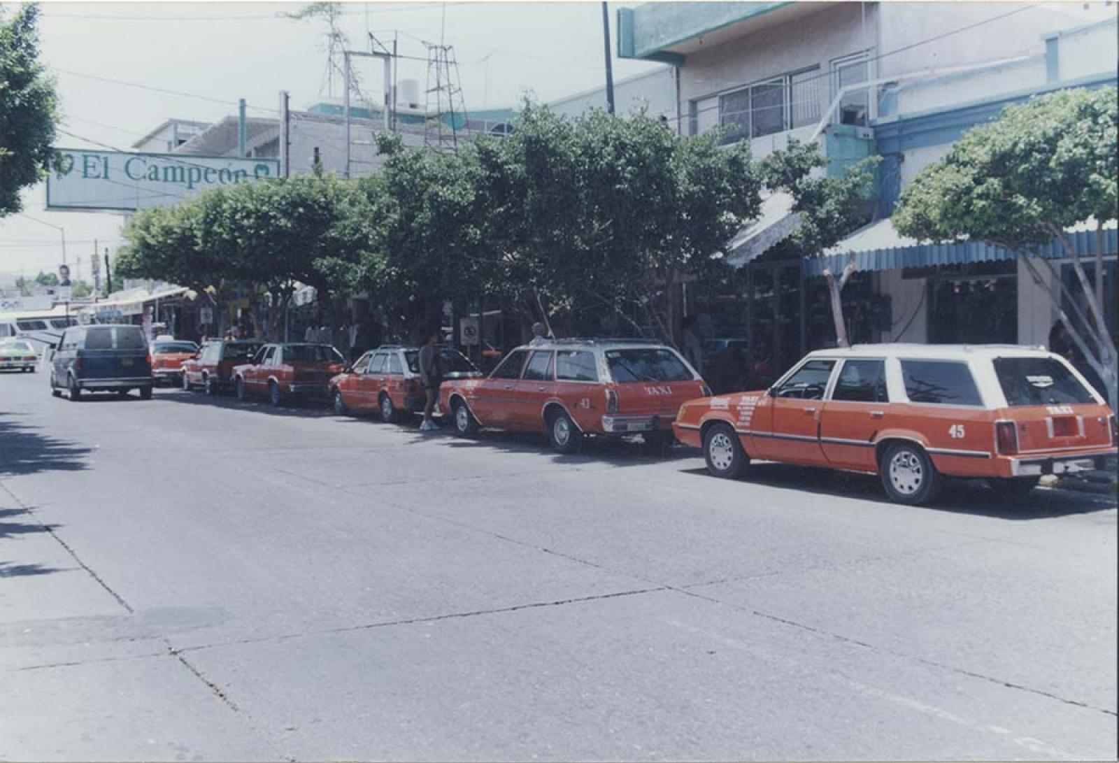 Sitio de taxis sobre calle 16 de Septiembre, La Paz, Baja California Sur.