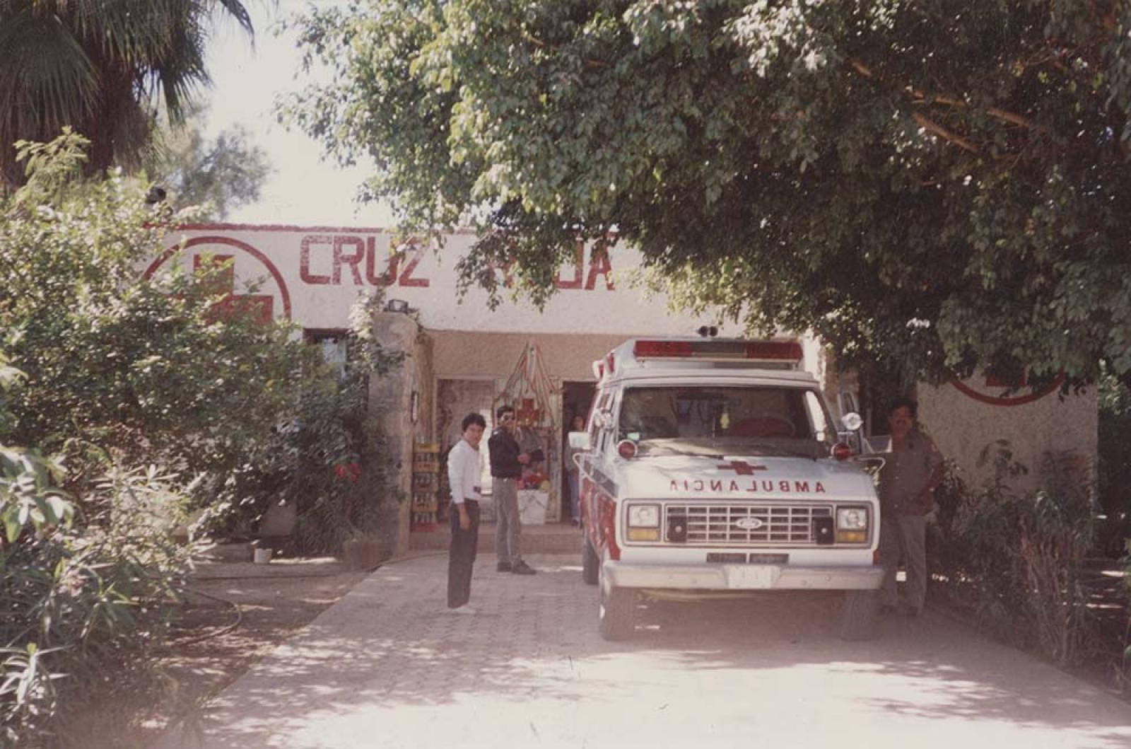 “Socorristas de la cruz roja”.