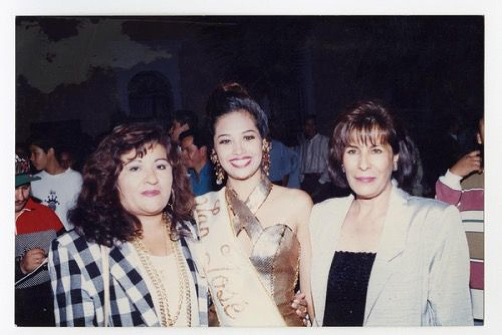 Suggey Wilkes acompañada de Silvia Ojeda Robles y Rosa María Hernández, retrato.