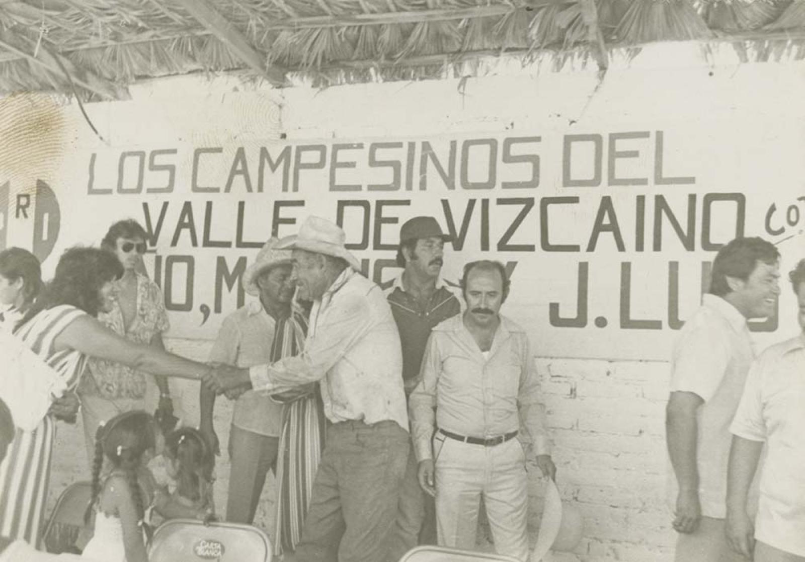 “Susana Martínez de Hinojosa saluda a campesino”.