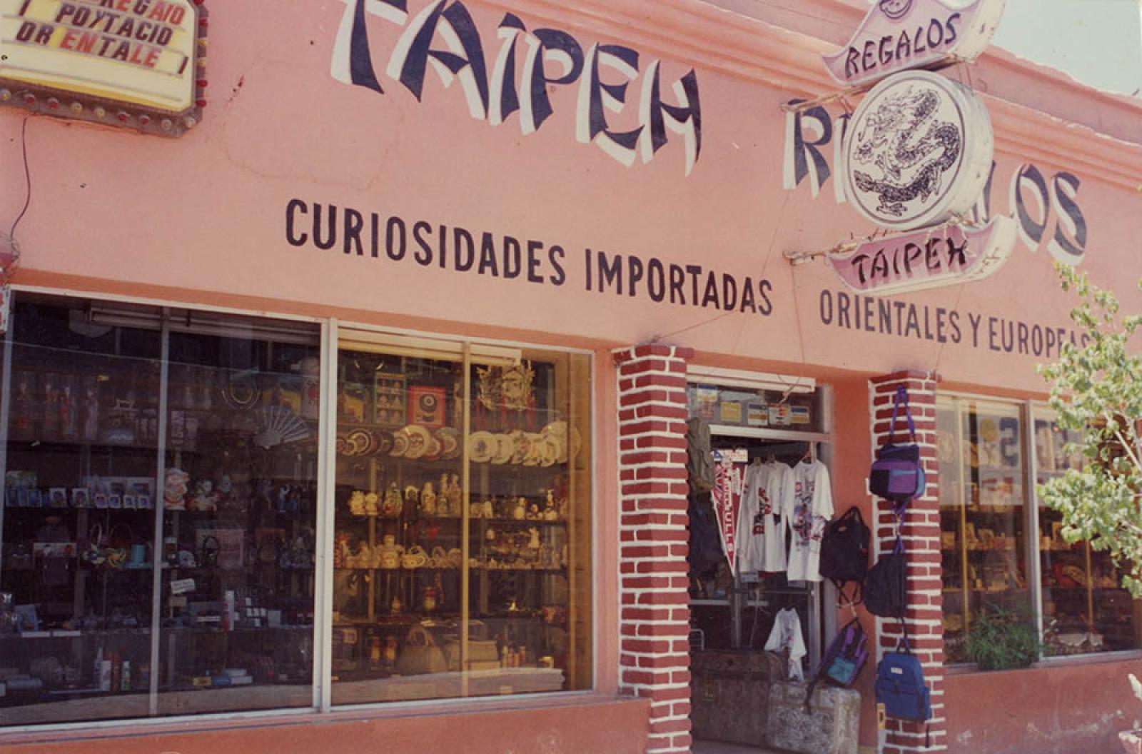 “Taipeh, tienda de curiosidades importadas, orientales y europeas”.
