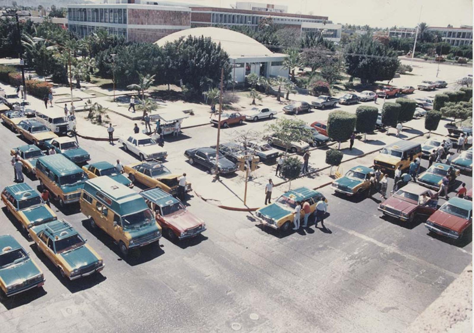 Taxistas circulan frente al Palacio de Gobierno en la ciudad de La Paz, Baja California Sur.