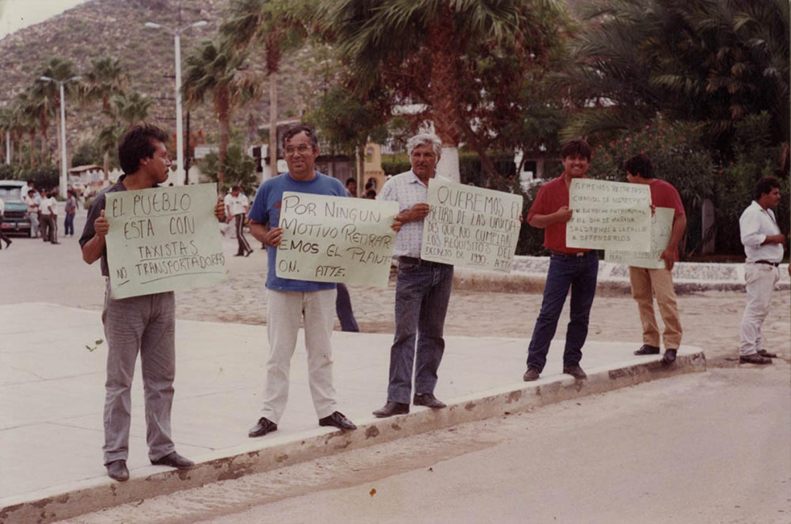 Taxistas en protesta de sus derechos.
