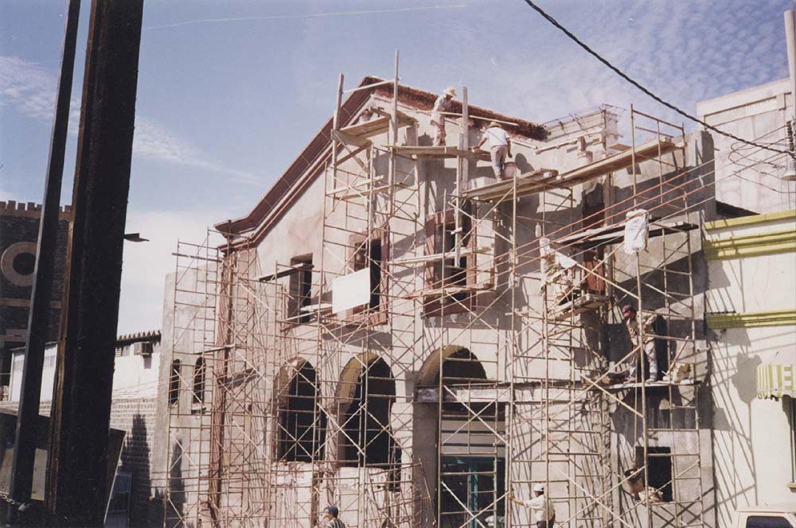 Teatro Juárez, con andamios.