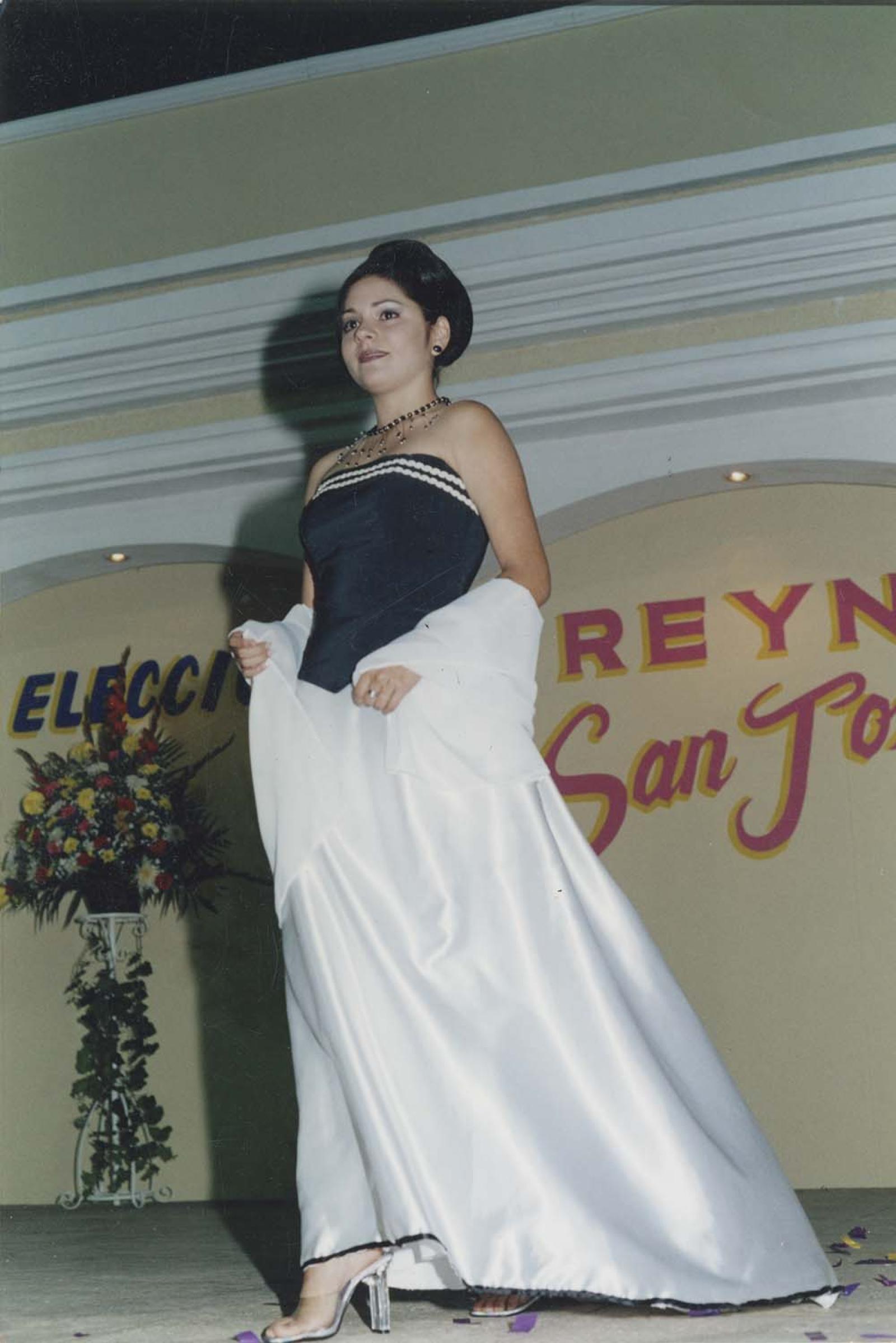 Teresa Burgoin, reina de los Juegos Florales y Señorita Fotogenia de las Fiestas Patronales de San José del Cabo, Baja California Sur, 2002.