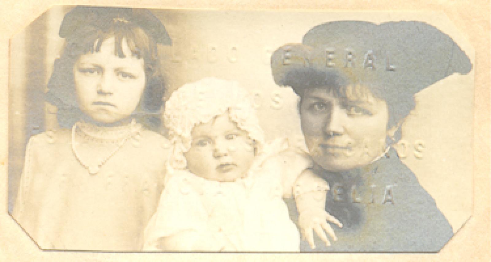 Teresa Papon de Fraisse, acompañada de sus hijas Lorenza y Renata.