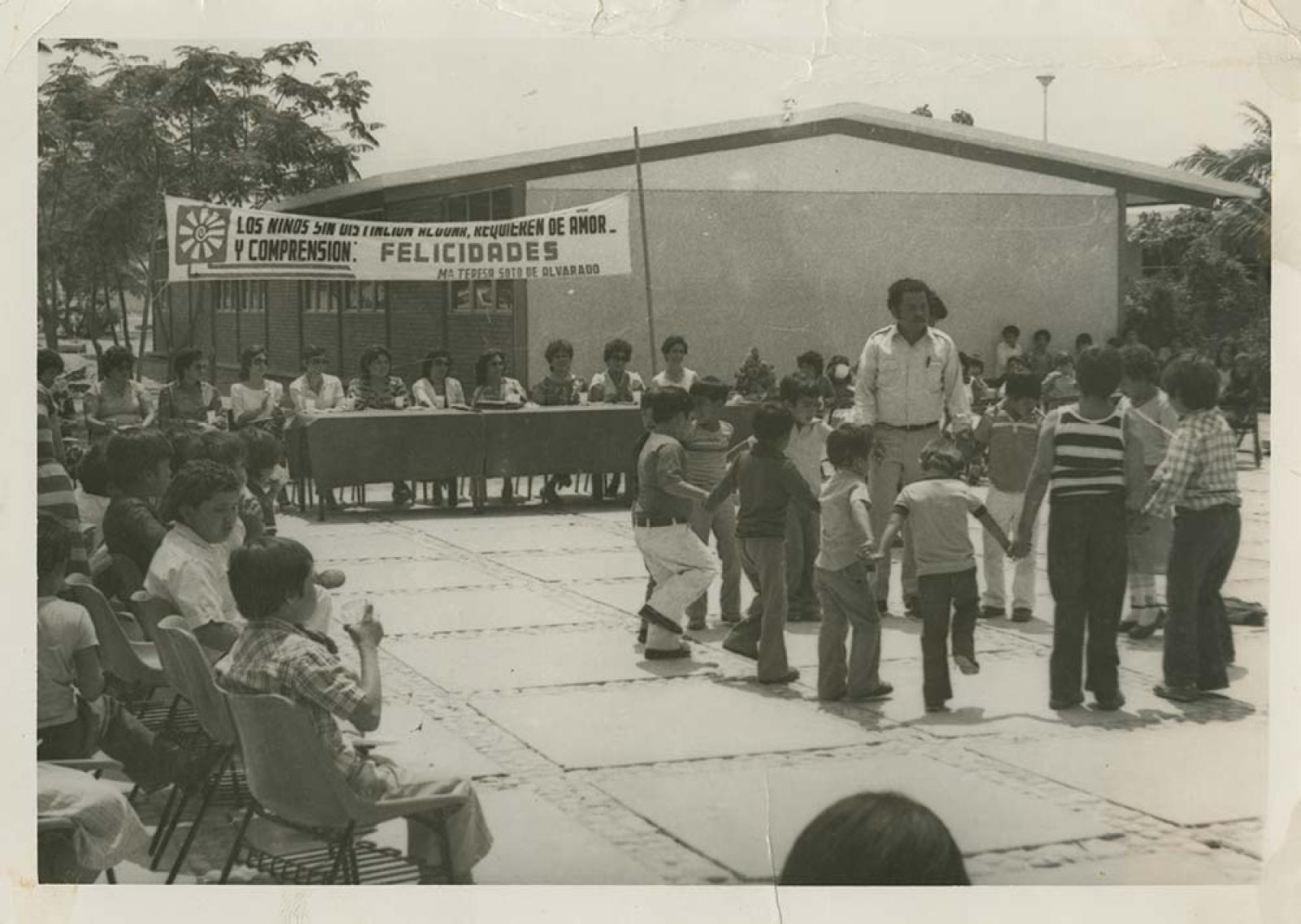 Teresa Soto de Alvarado en evento escolar.