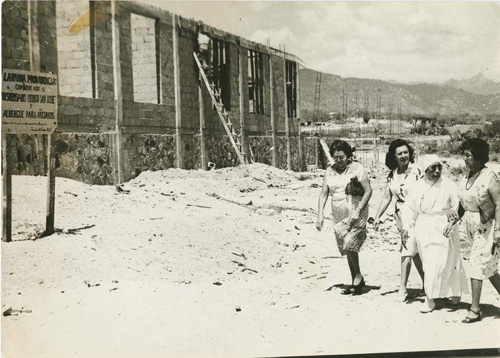 Teresa Soto visita la construcción del Dispensario Médico y Albergue para Ancianos.