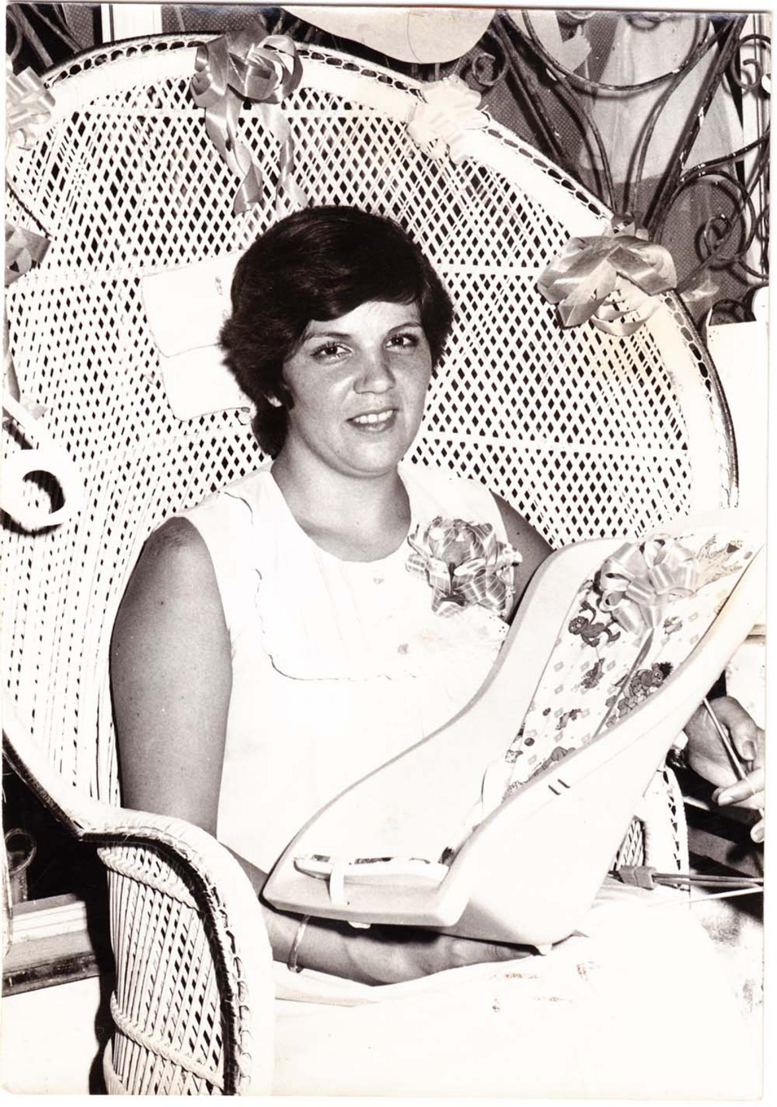 Teresita sostiene porta bebé