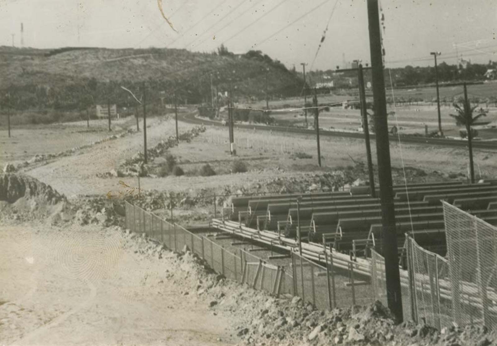 Terreno baldío frente a bahía.