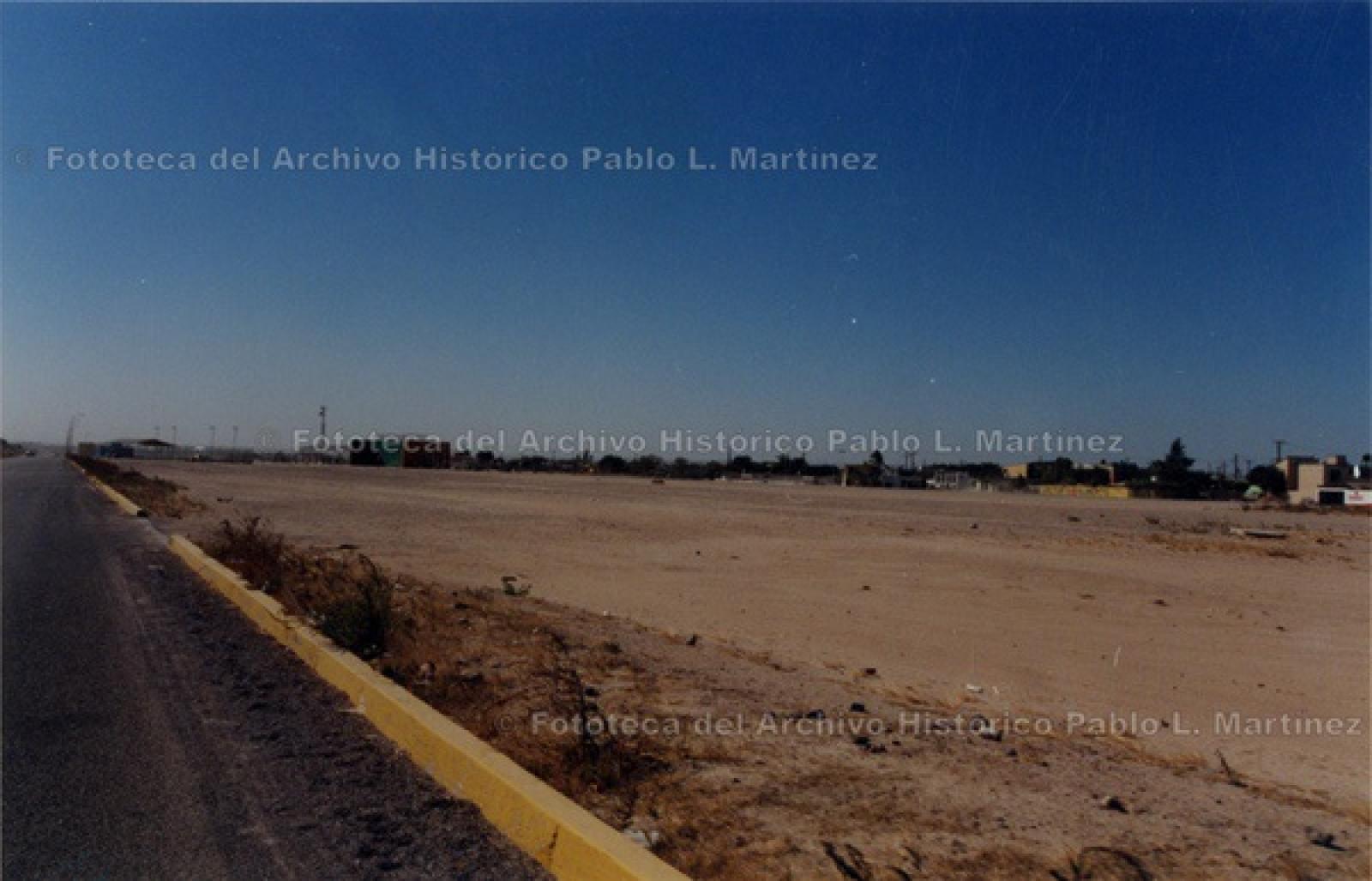 Terreno de la expista aérea, con cancha de frontenis al fondo.