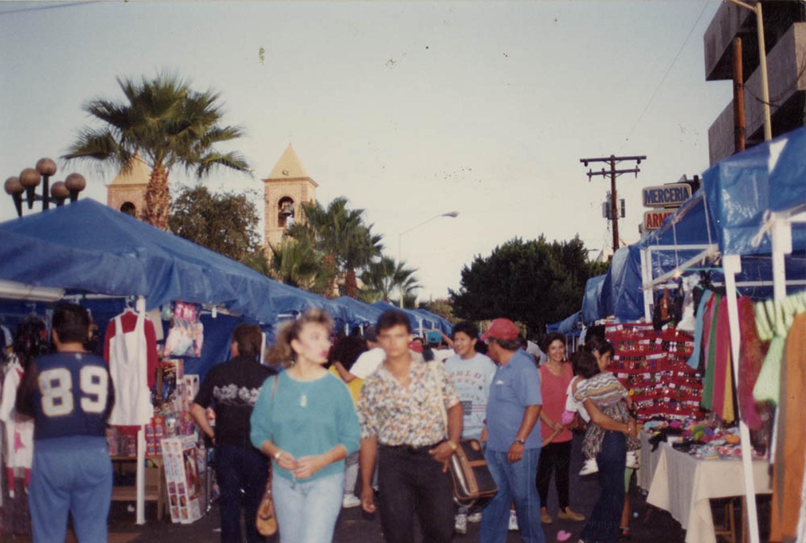 Tianguis, sobre la calle Independencia, hacia la catedral de Nuestra Señora del Pilar de La Paz.