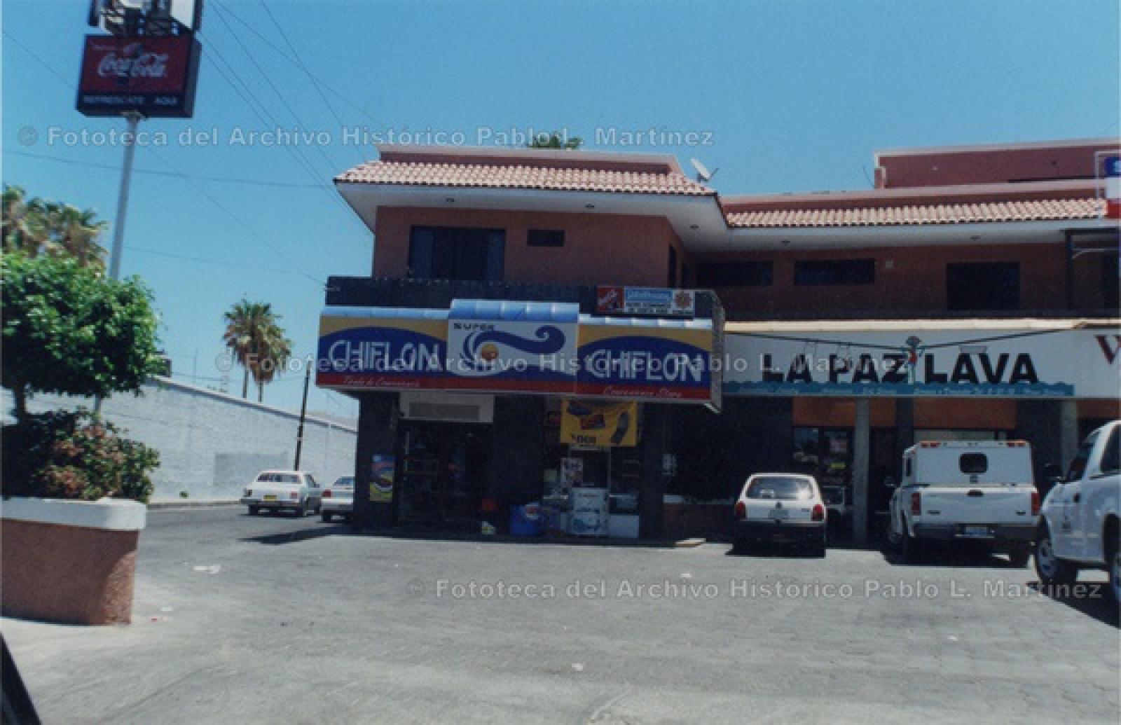 Tienda Chiflón y lavandería La Paz Lava, sobre la calle Melchor Ocampo, La Paz.