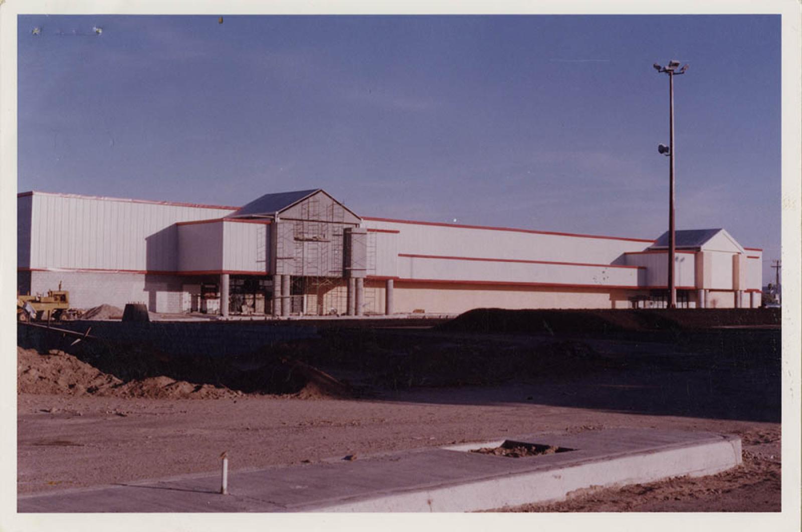 Tienda comercial Casa Ley, en construcción.