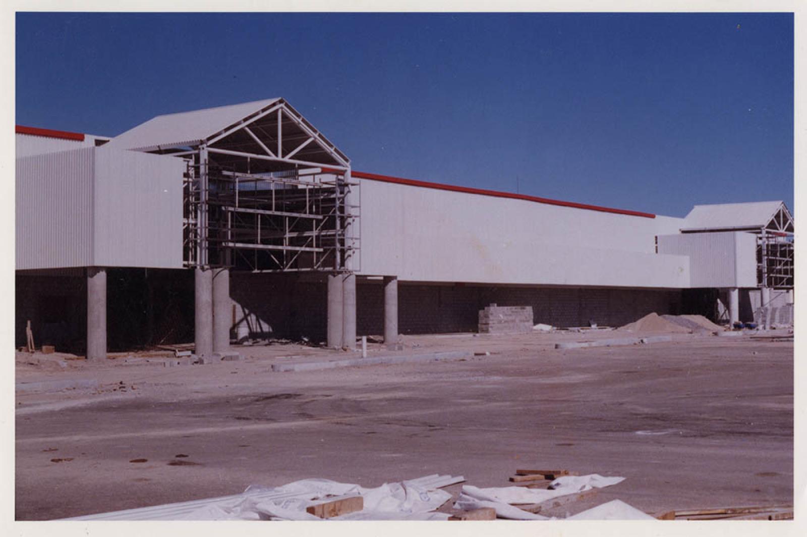 Tienda comercial Casa Ley, en construcción.