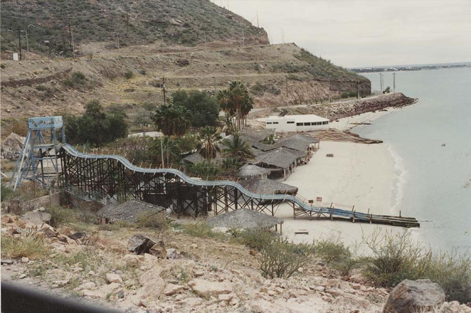 Tobogán de la playa El Coromuel.