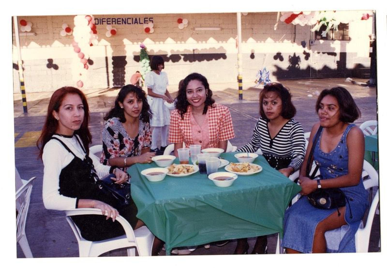 Tommy Geraldo Romero, Elena Pérez Hernández y acompañantes en evento social.