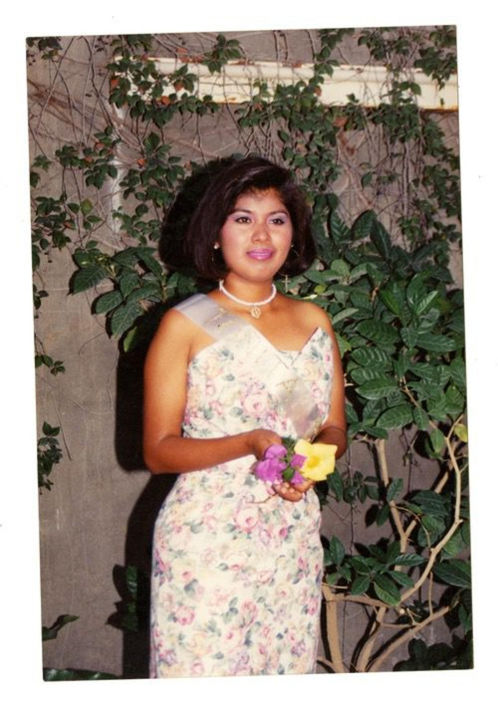 “Toñita Villalba, linda candidata a reina de la colonia Lomas del Sol.”