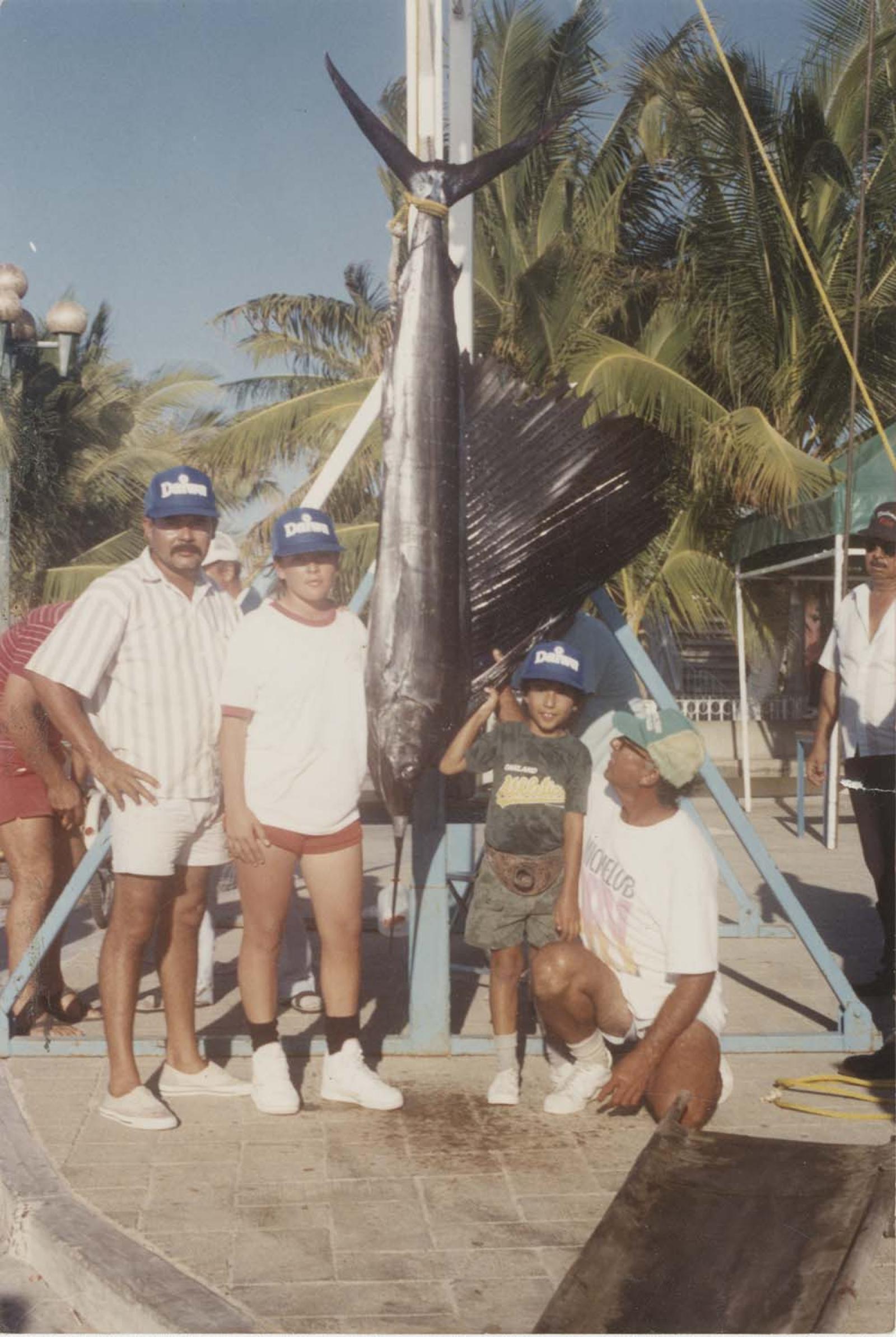 Torneo de pesca, retrato de grupo.