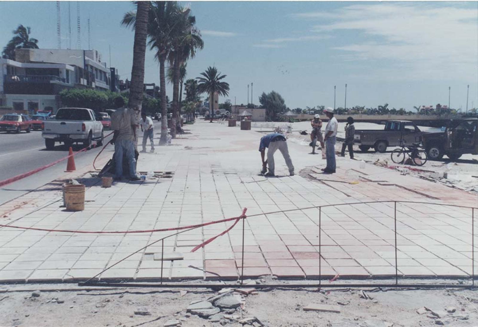 Trabajadores colocan piso en el malecón de La Paz, Baja California Sur.
