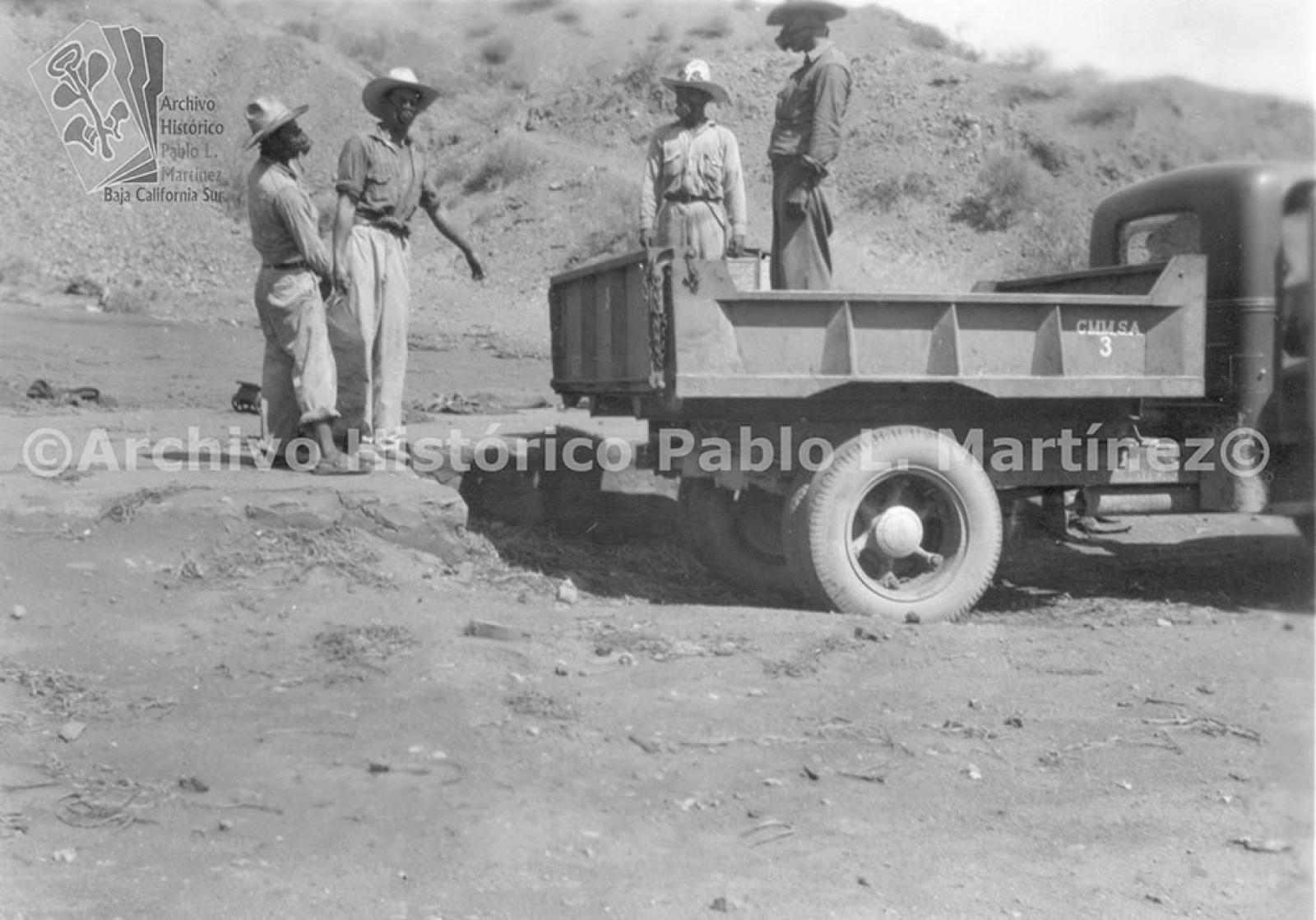 Trabajadores de los camiones en el mineral de Pilares y Gavilanes, Mulegé, Baja California.