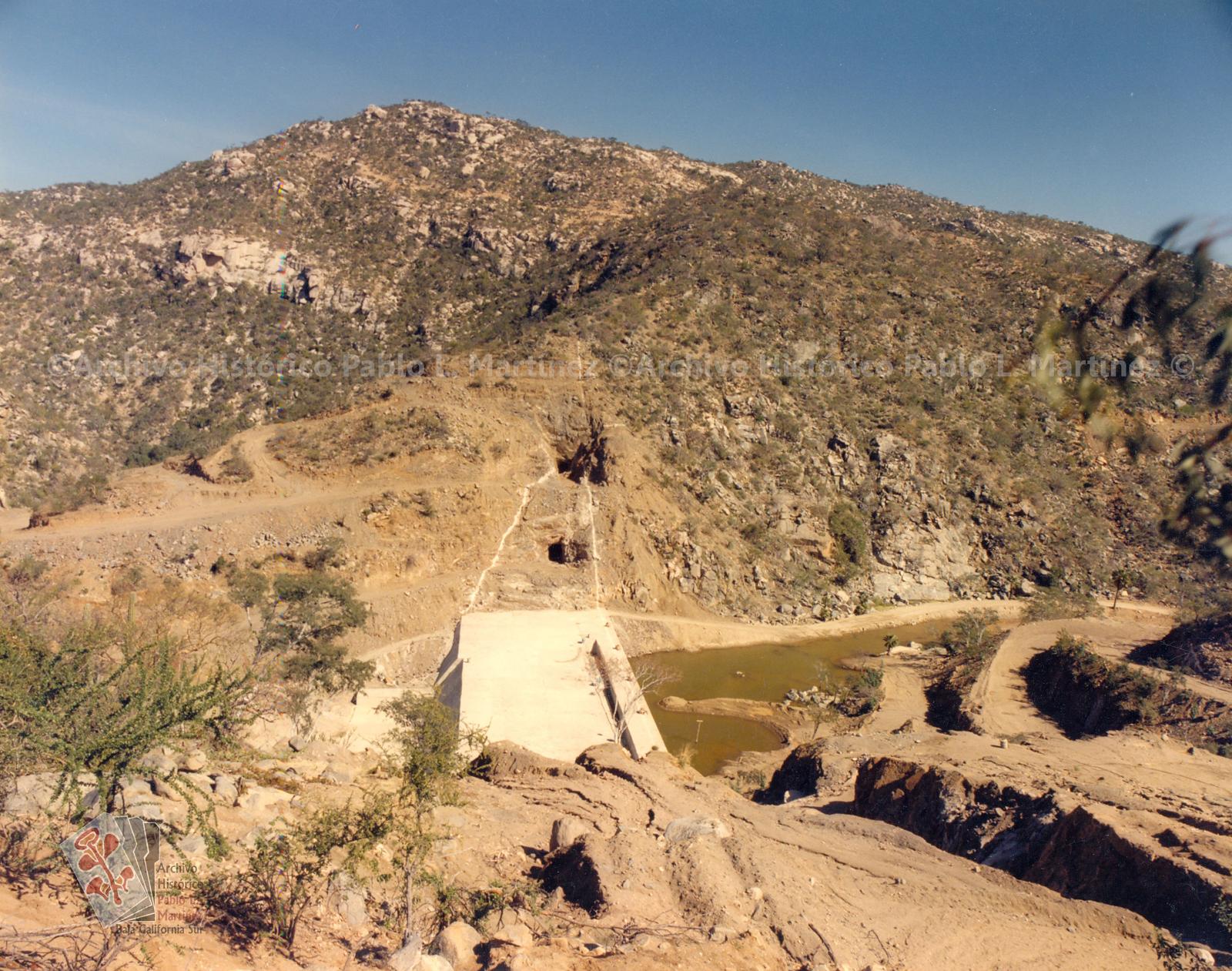 Trabajos de construcción de la presa Santa Inés, en el municipio de La Paz, Baja California Sur.